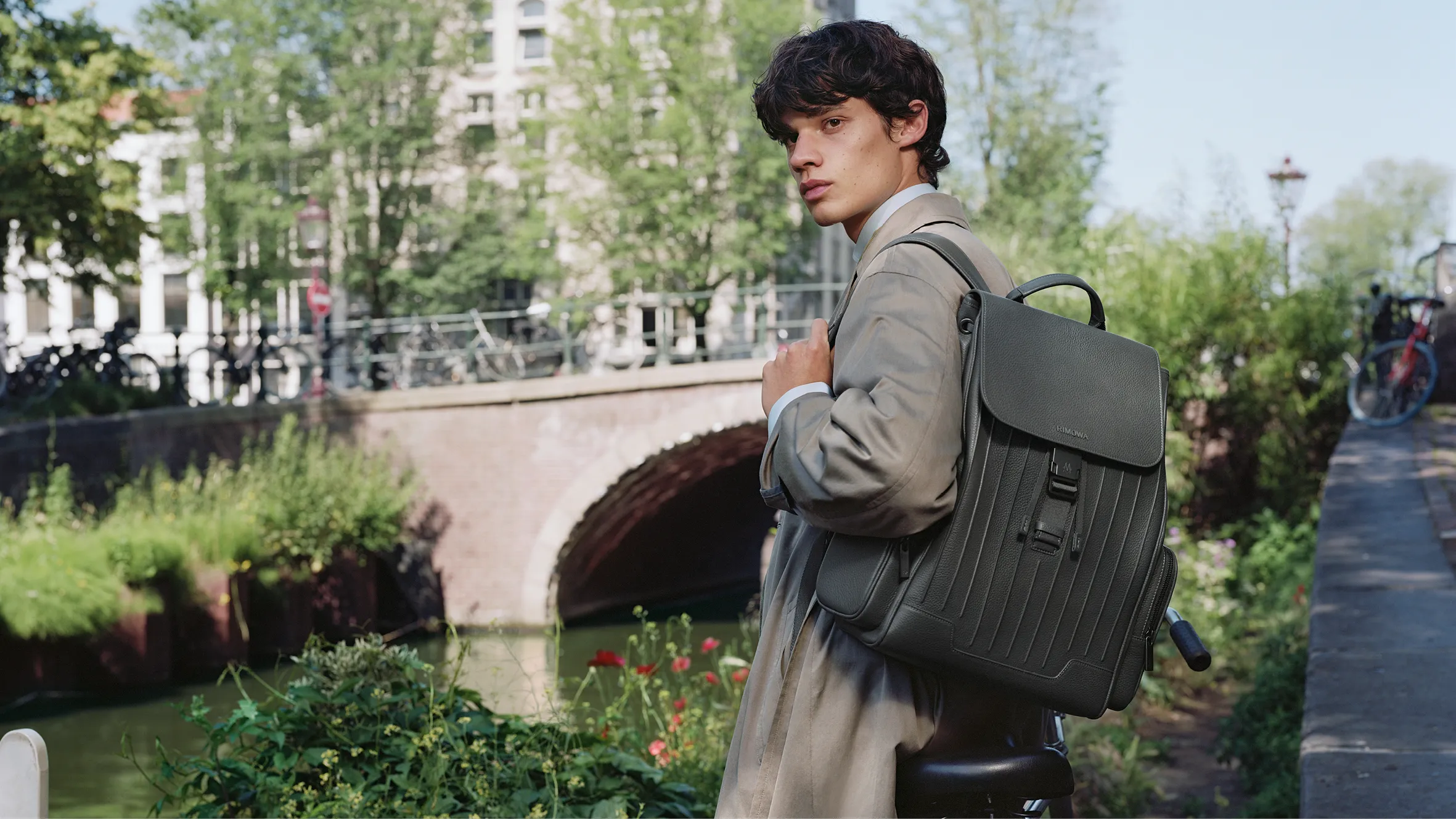RIMOWA Never Still系列新作上市。炭灰色皮革翻蓋後背包（大）NT$80,900（美之心提供）       