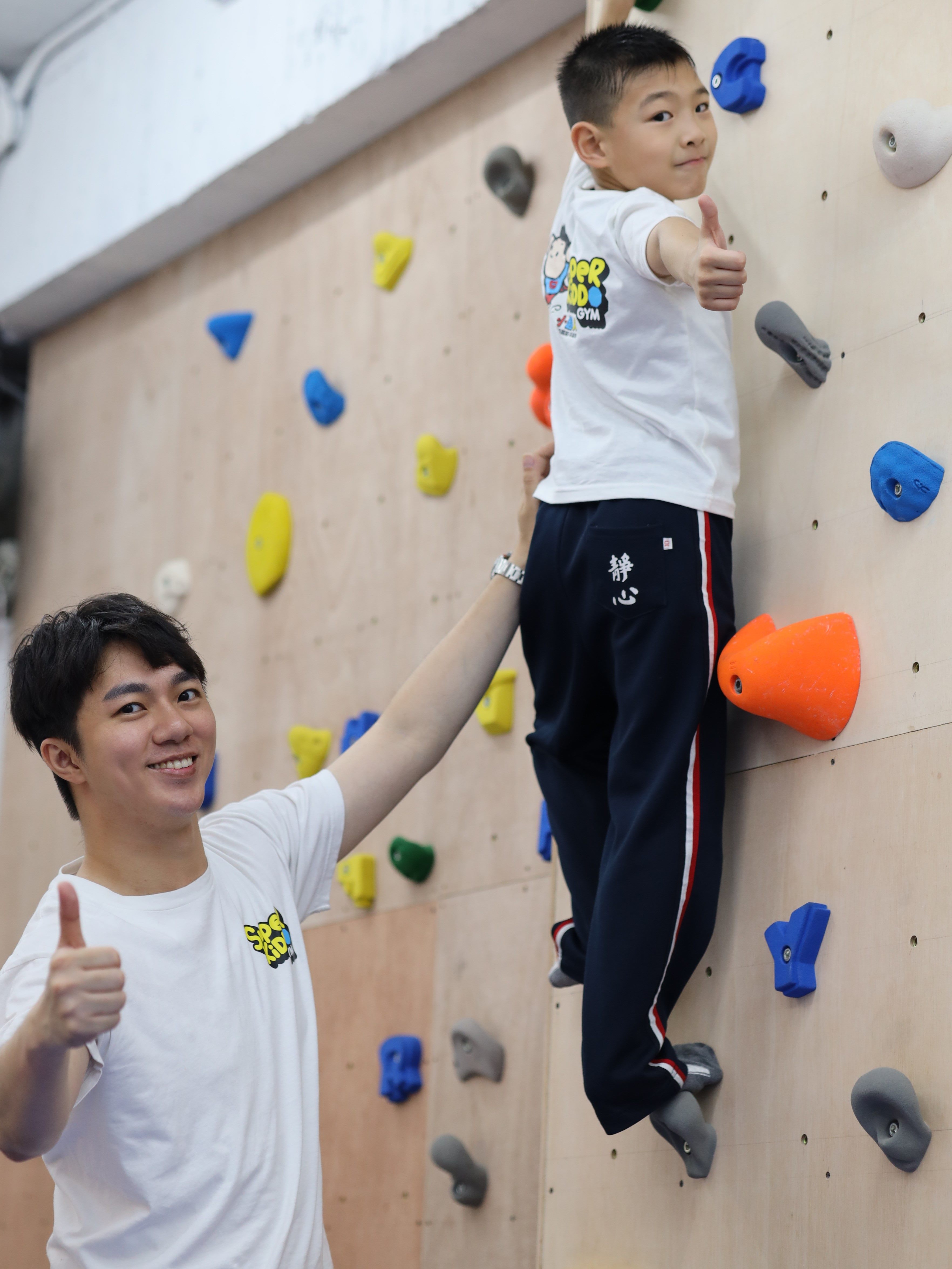 古程丰對小孩十分有耐性。（小超人綜合體能俱樂部提供）