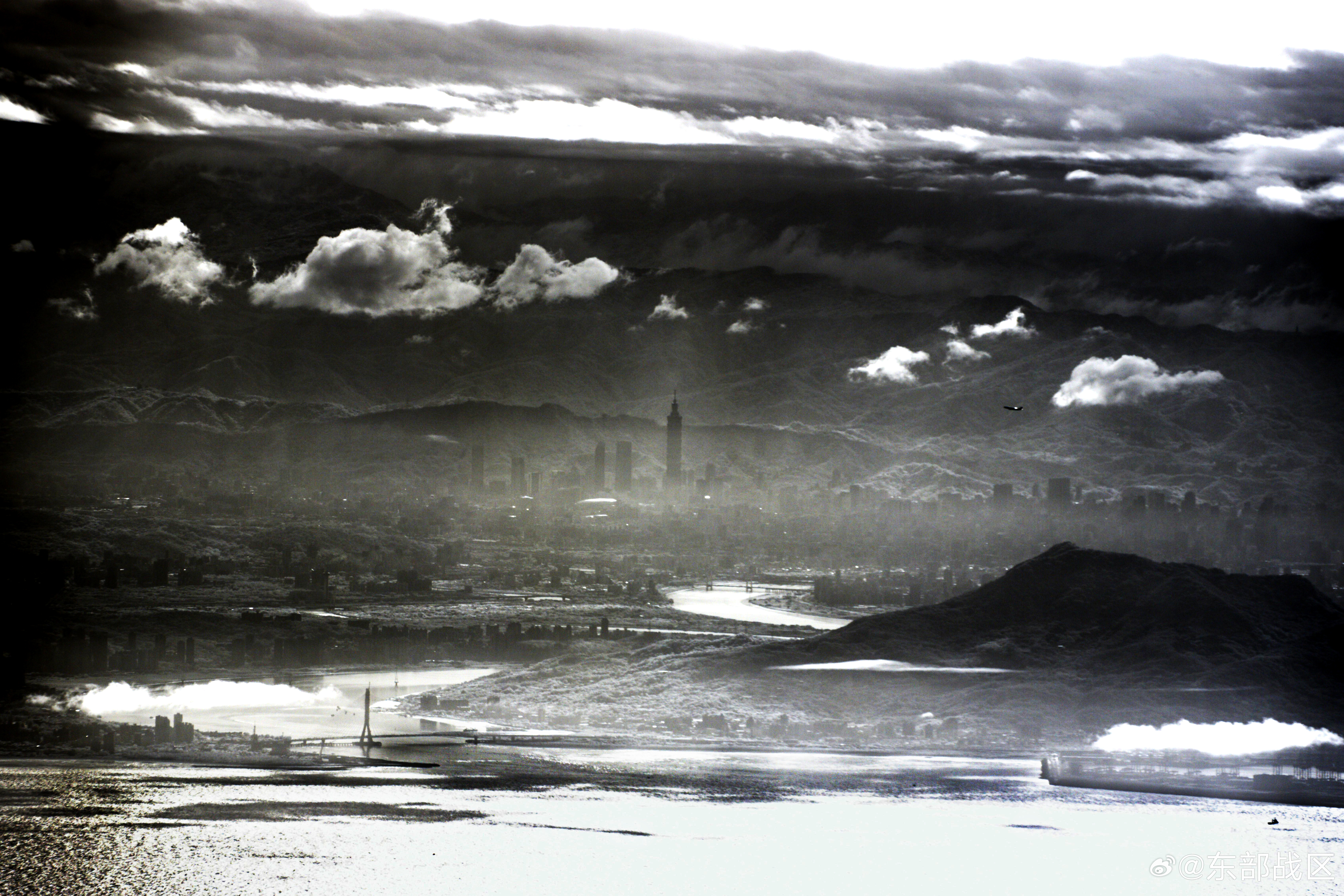 中國官媒《央視》釋出無人機視角「俯瞰台北101」的影音畫面。（翻攝自微博）