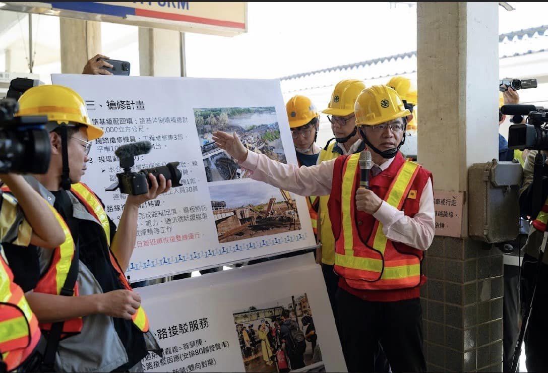閣揆卓榮泰等人昨赴台南視察恢復情況。(翻攝自台鐵臉書)