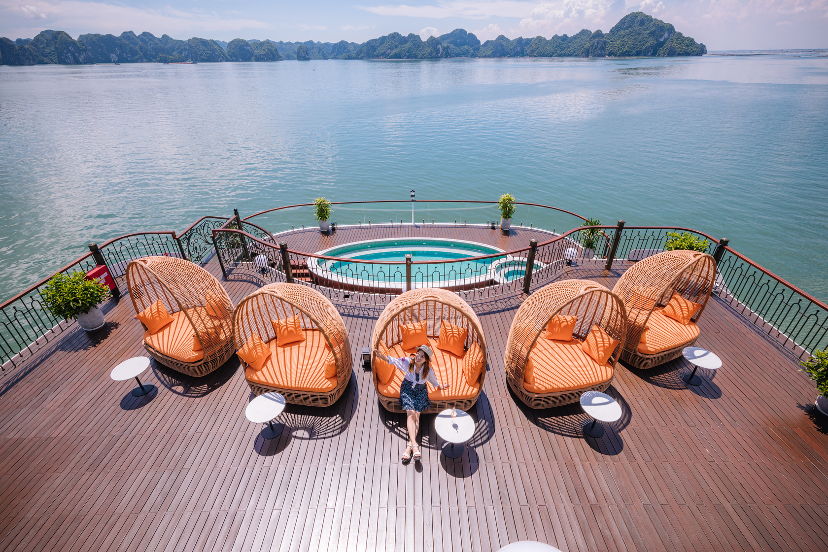 今年8月下水的「印度支那首璽號」，是目前唯一擁有近30坪超大Lounge Sky的遊船，可以360度視野眺望下龍灣。