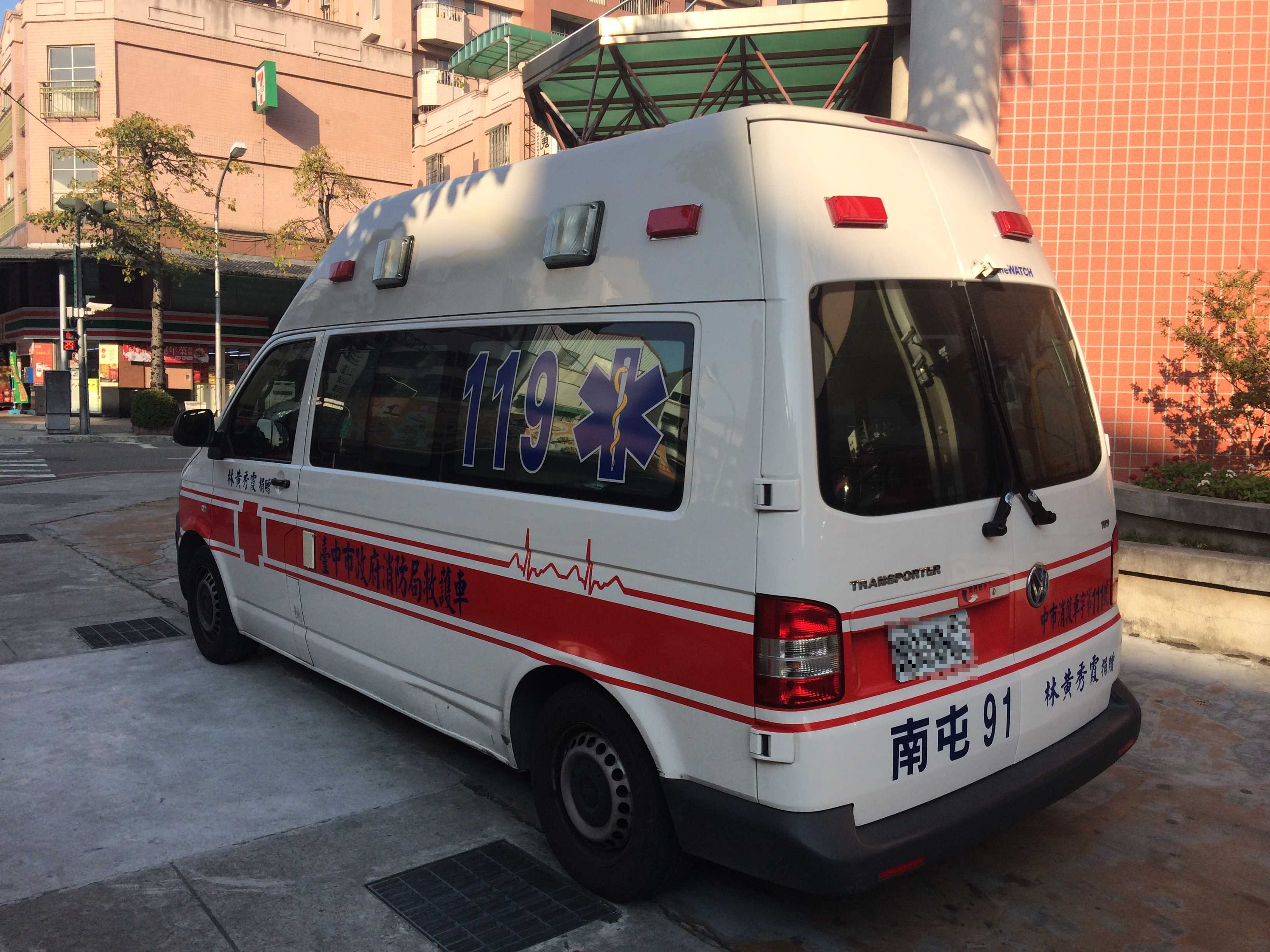 台中市消防局一輛救護車昨日在路口，遇祖孫3人搶著過馬路，急煞停等引發討論，圖為示意圖。（台中市消防局提供）