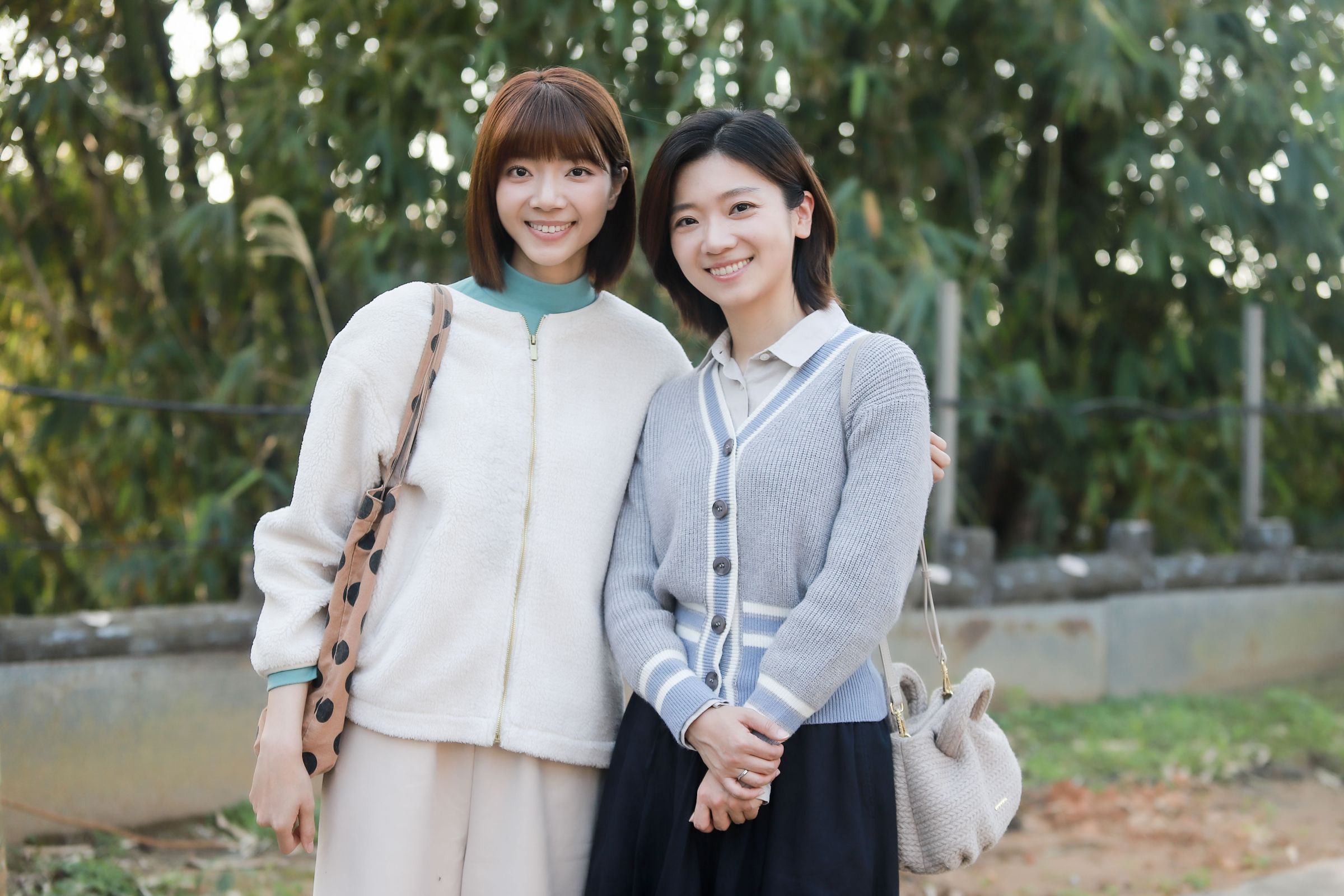 周宇柔(左)、傅小芸(右)為了8點檔《愛的榮耀》到新北山區拍攝撞車重頭戲。(民視提供)