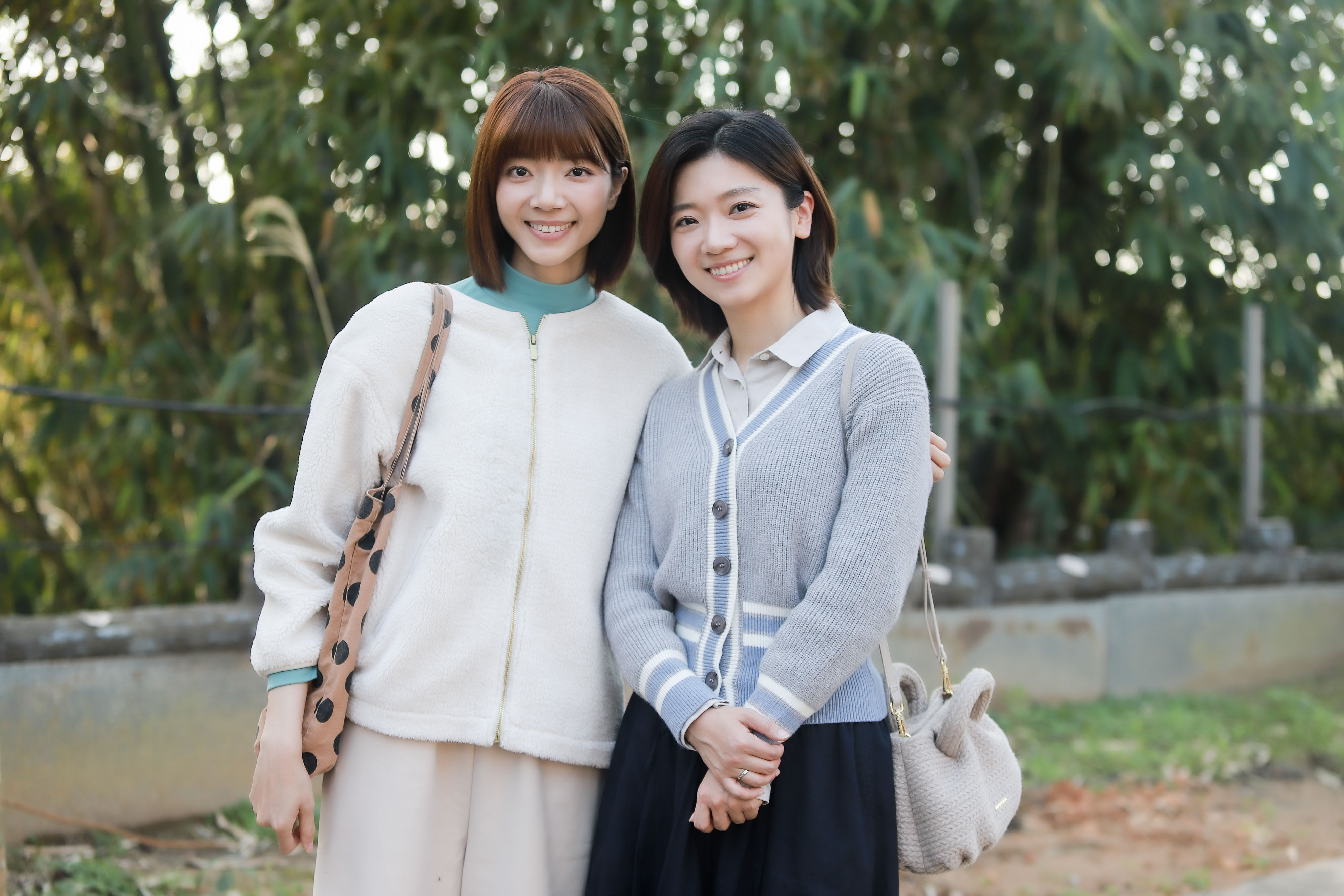 周宇柔（左）、傅小芸（右）為了8點檔《愛的榮耀》到新北山區拍攝撞車重頭戲。（民視提供）