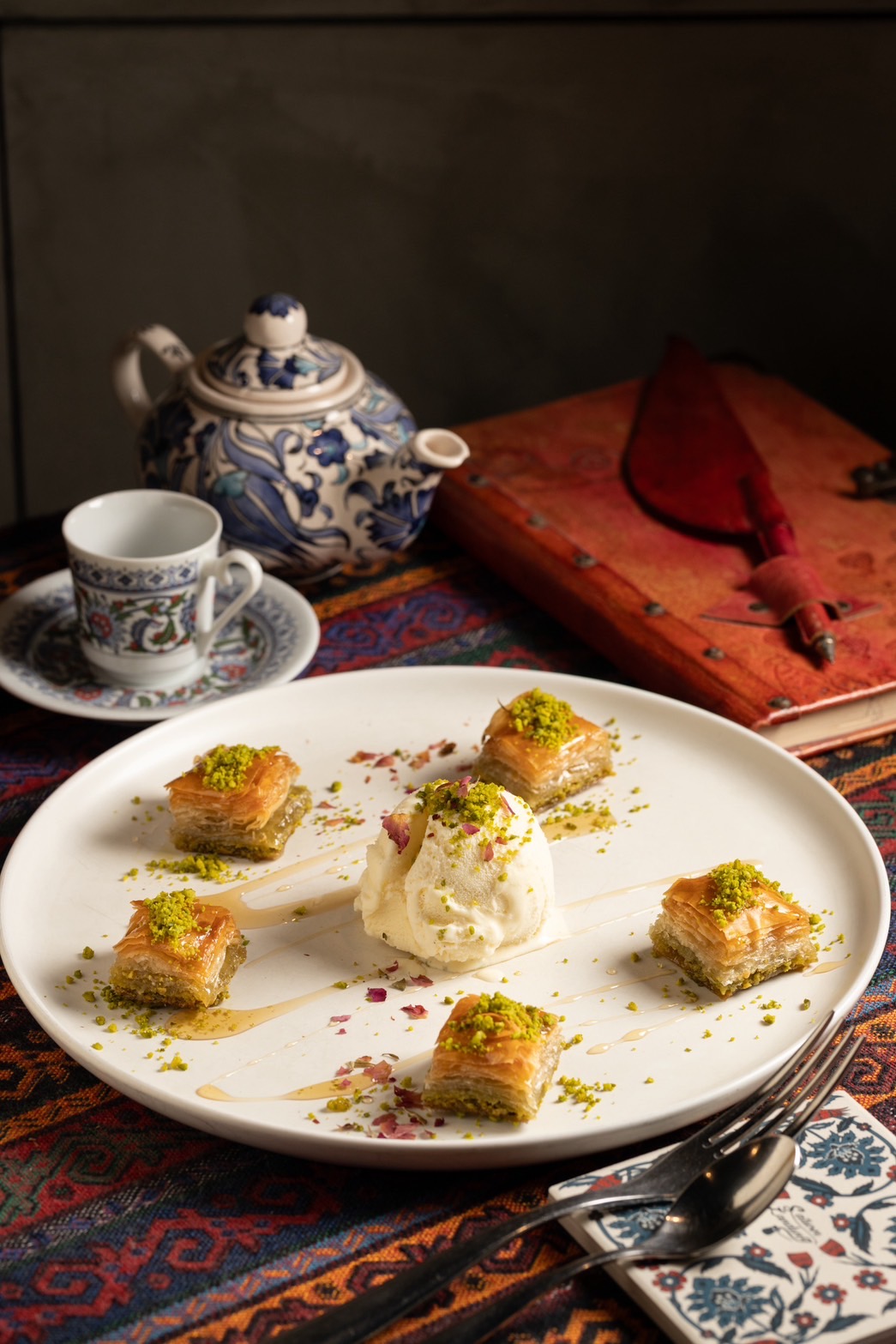 「果仁酥」（Baklava）以千層麵皮夾入綠開心果，再淋上特製糖漿，精巧尺寸一口一個剛剛好。（350元／份）