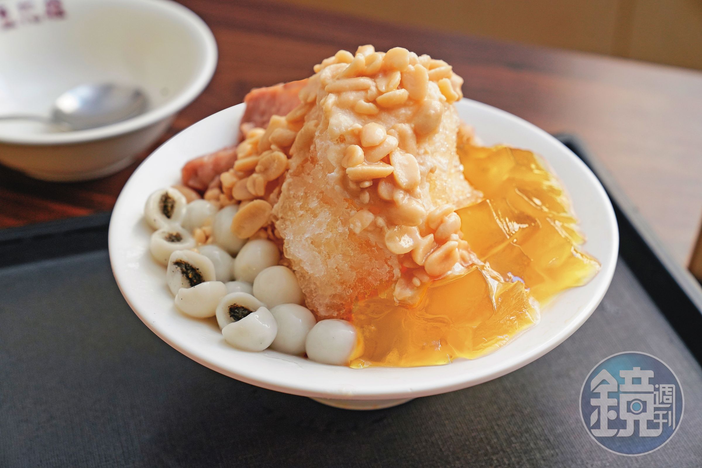 豆花或冰品配上花生、芋頭、粉粿、黑心白玉及甘蔗冰砂,是黃仁勳喜歡的口味。(85元/碗)