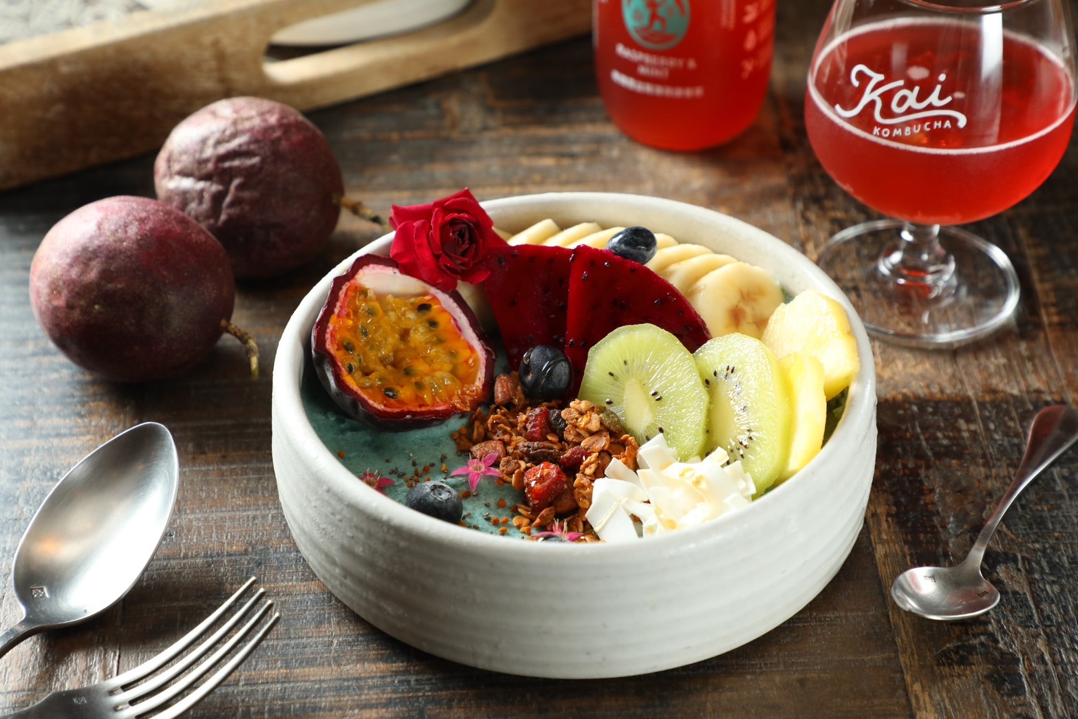 「VAST Cali Eatery南加州風格有機餐飲」位於台北東區，主推低負擔、低溫烹煮、無毒健康餐點，並鼓勵客人更認識「原型食物」。 