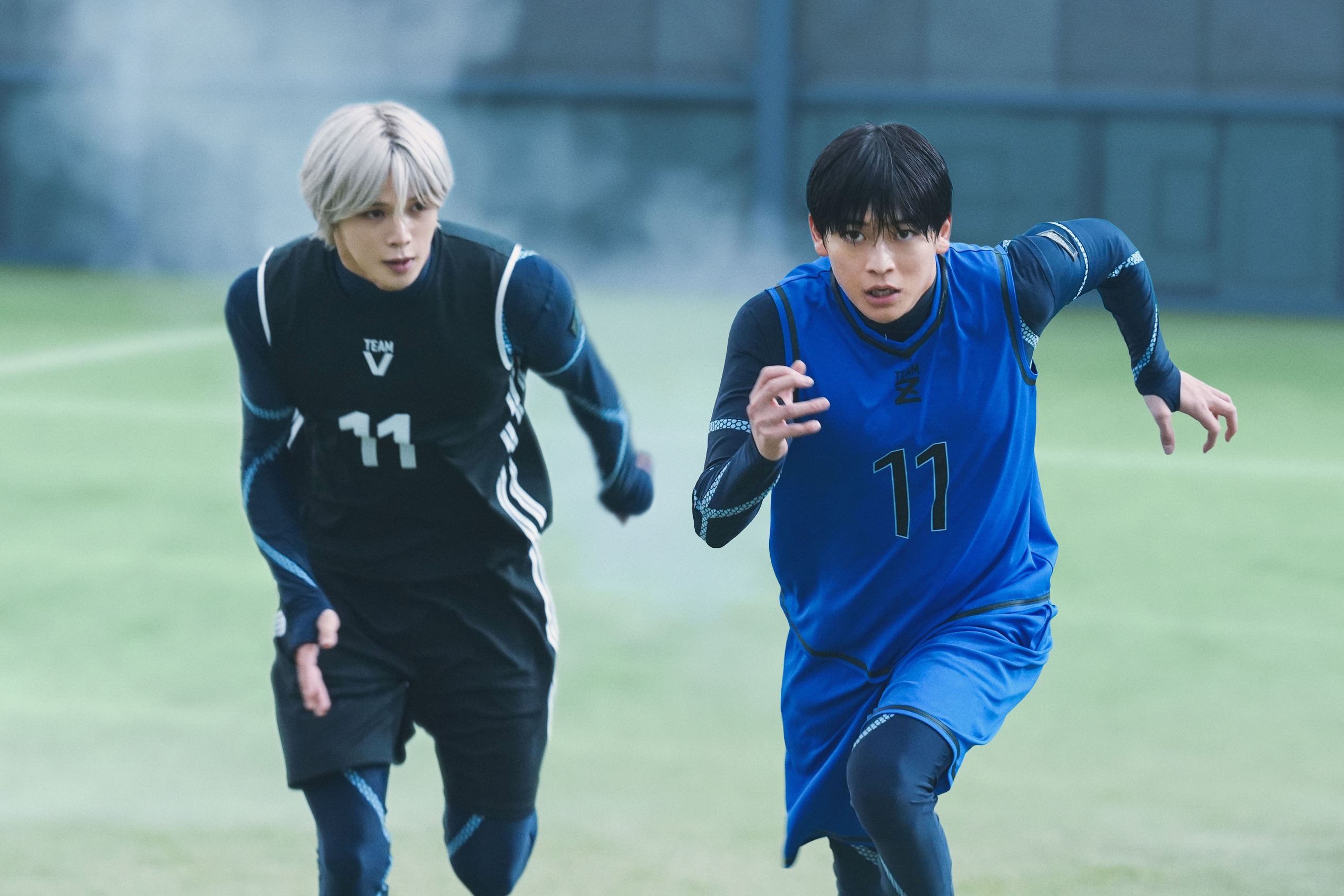 高橋文哉(右)和「&TEAM」成員 K在《藍色監獄》真人版電影帶來最極致的足球競技殊死鬥。(甲上娛樂提供)