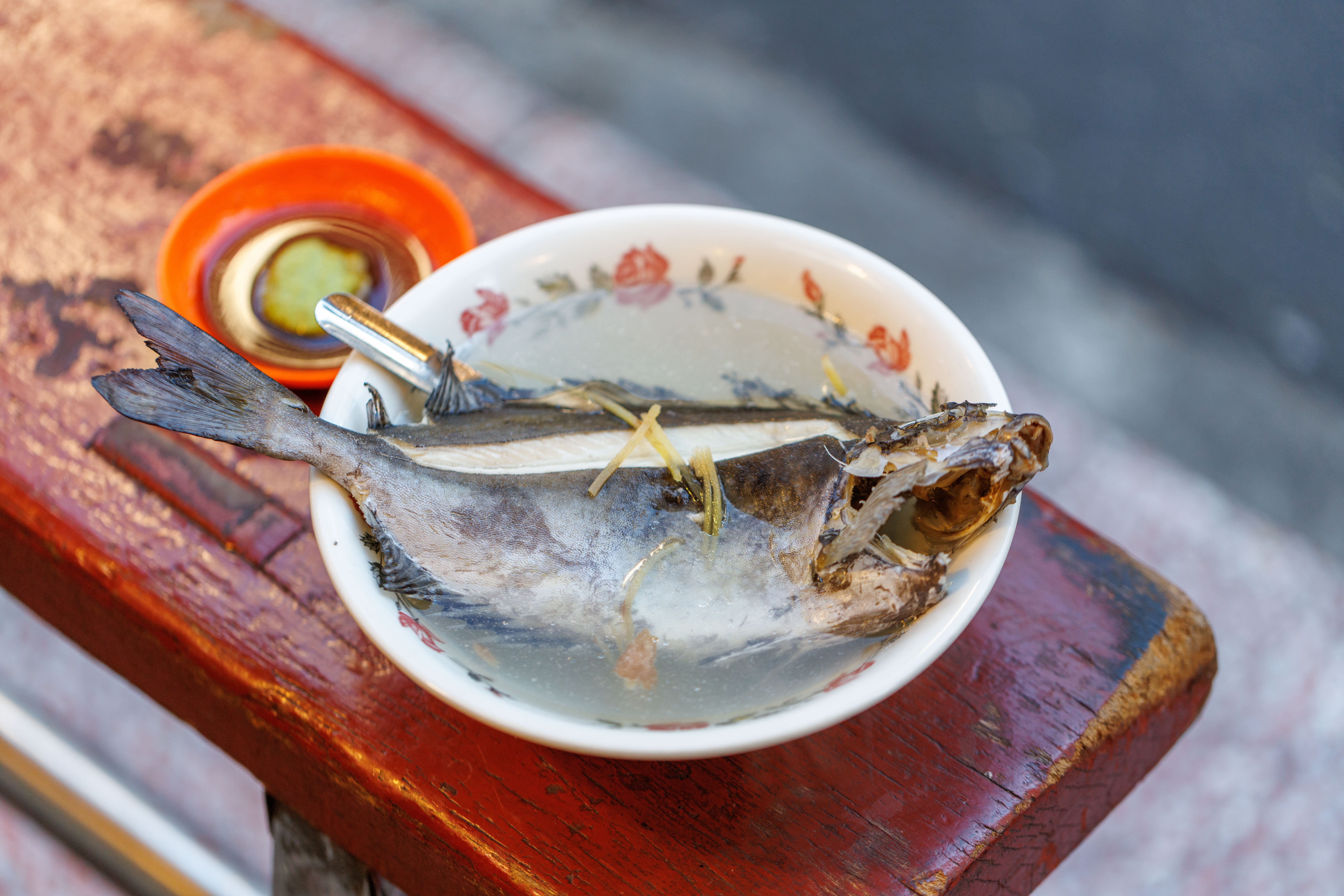 別處沒見過的「象魚湯」，是海港城市獨有的小吃。（時價）