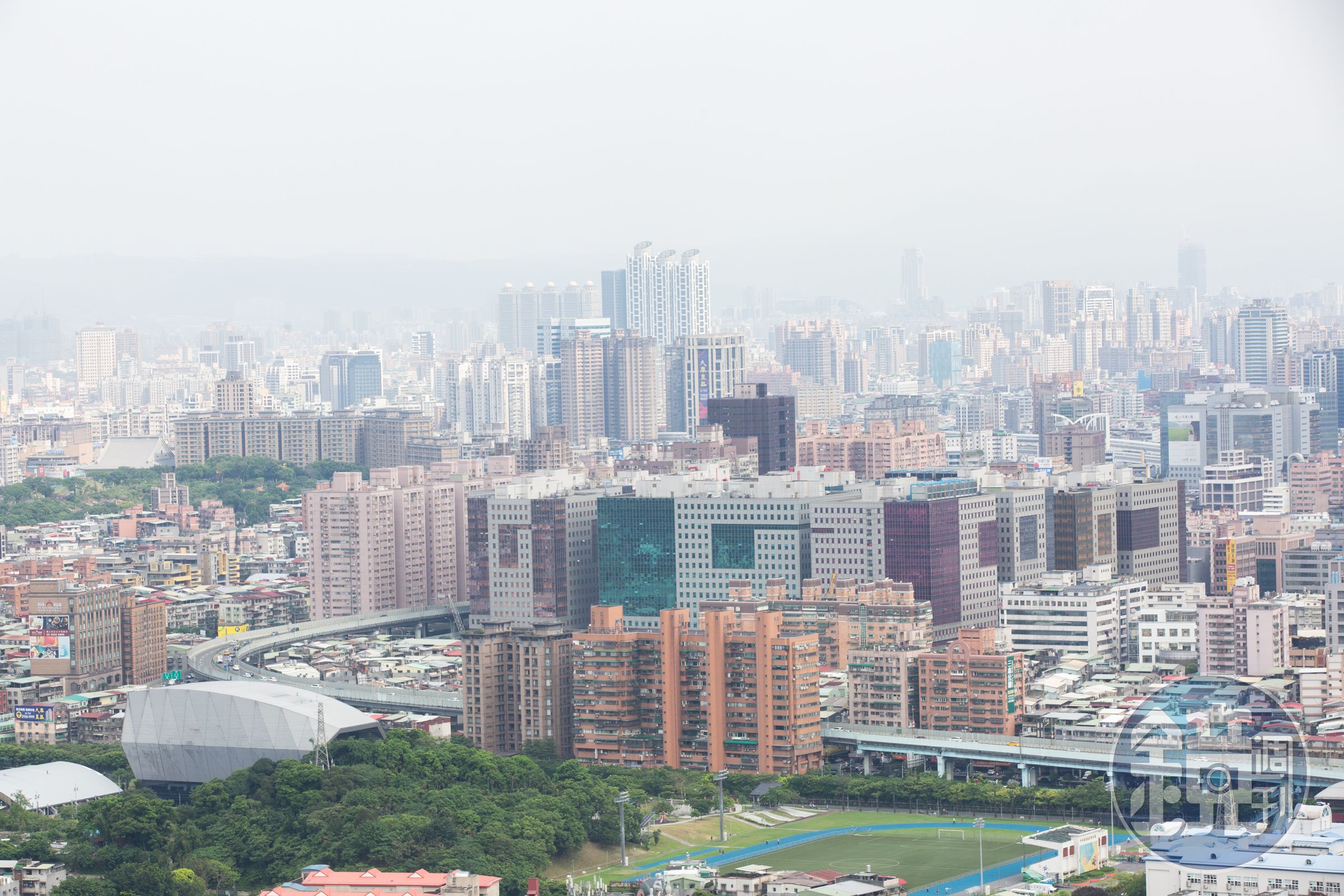 在房貸緊縮與市場預期轉變影響下,2025年第三季七都大樓房價指數全面由漲轉跌。(本刊資料照)