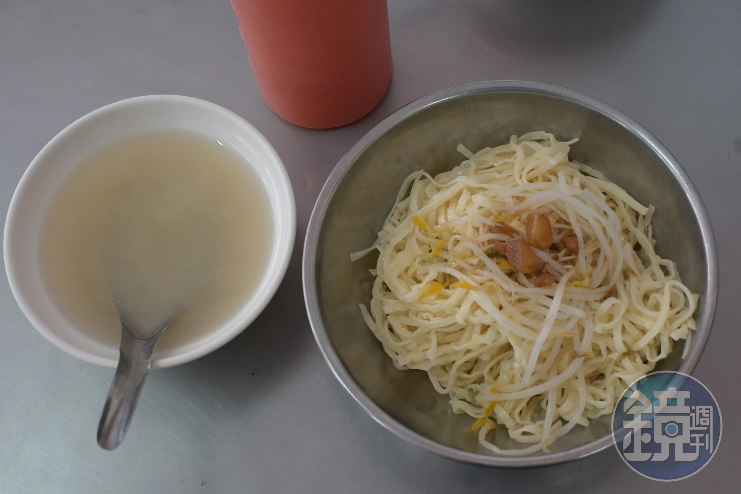 單點「豆菜麵」會送一碗味噌湯，是古早的人情滋味。（30元／大份）