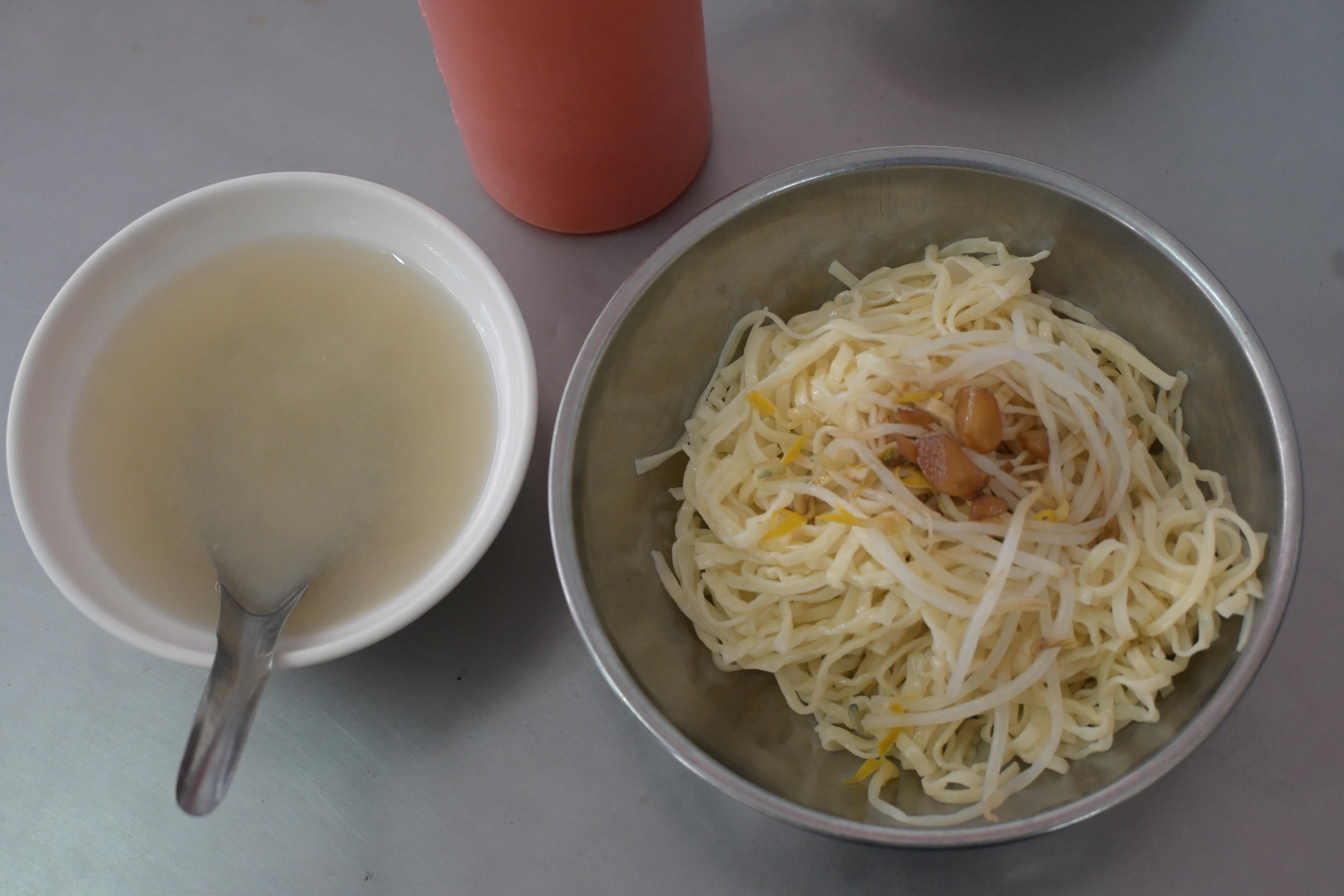 單點「豆菜麵」會送一碗味噌湯，是古早的人情滋味。（30元／大份）
