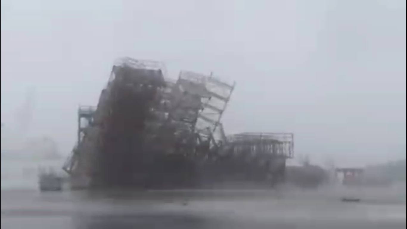 高雄港颳破紀錄強風，可見鷹架被吹到東倒西歪。（翻攝記者爆料網）