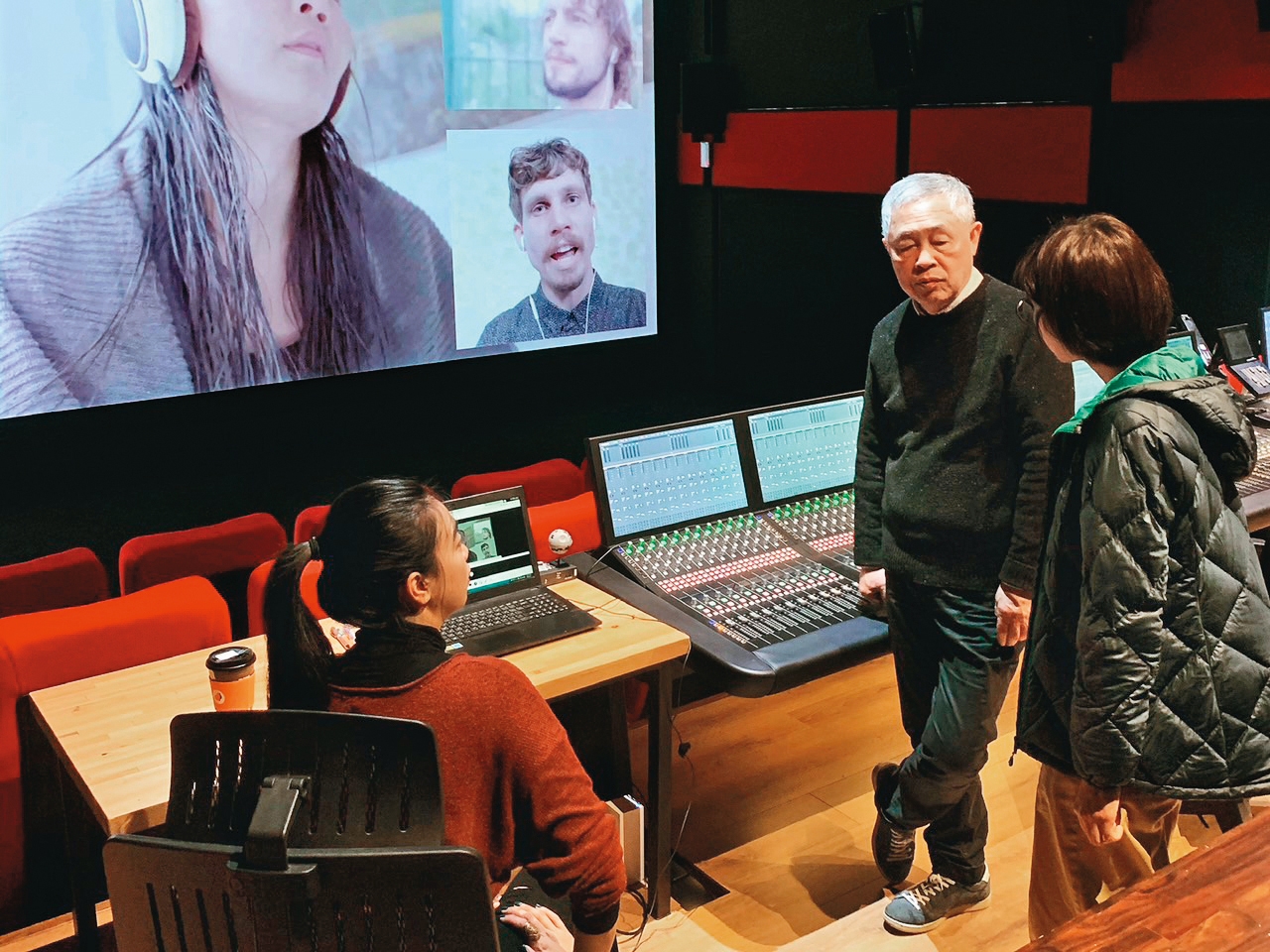 金馬得主杜篤之（右二）引進Ambidio技術製作音效，與吳采頤（左）及相關人員討論工作事宜。（吳采頤提供）