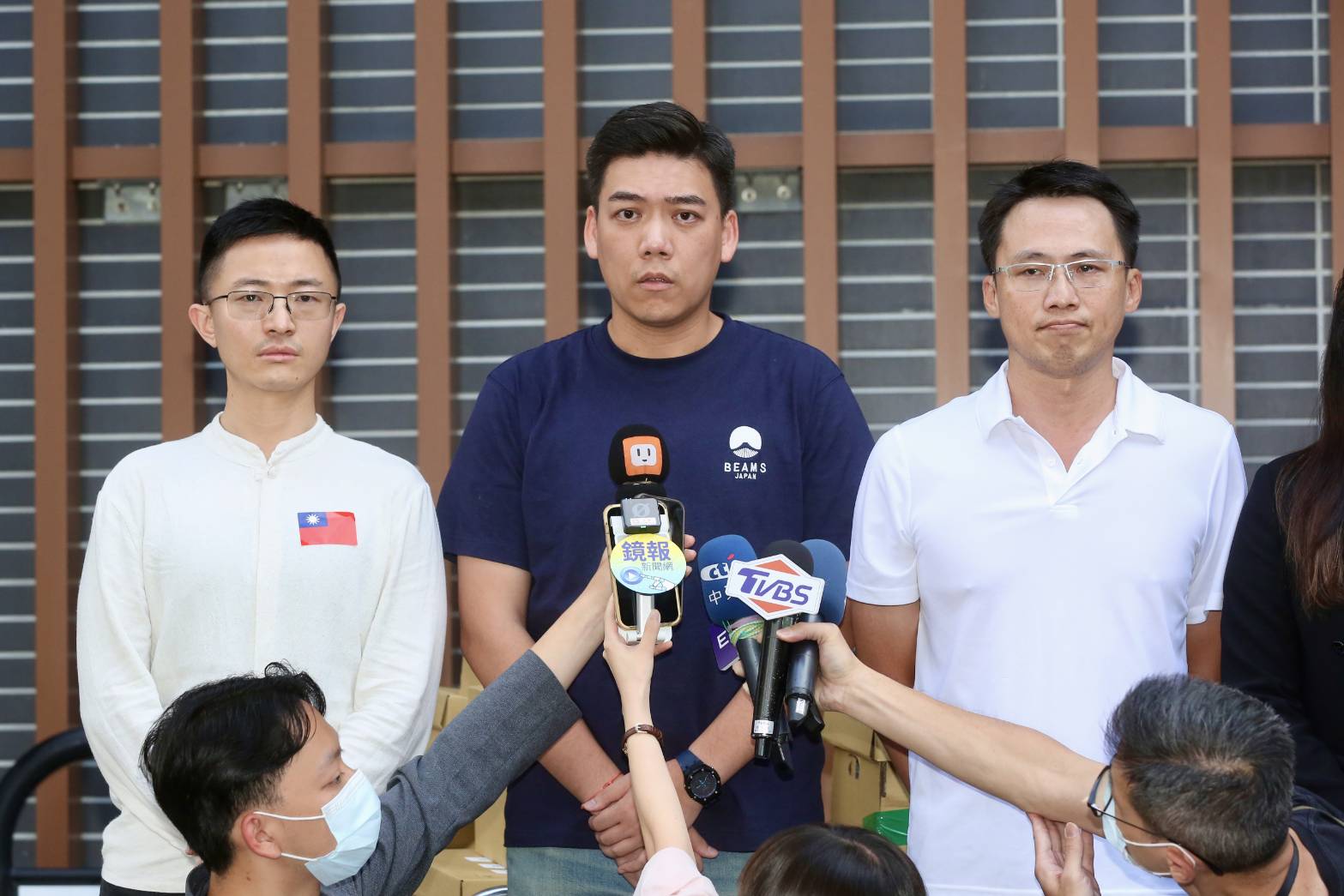 賴苡任等人今赴台北市選委會，送件罷免吳思瑤二階連署書，但因為領銜人張克晉沒有出現，遭選委會拒收。（鏡報董孟航攝）