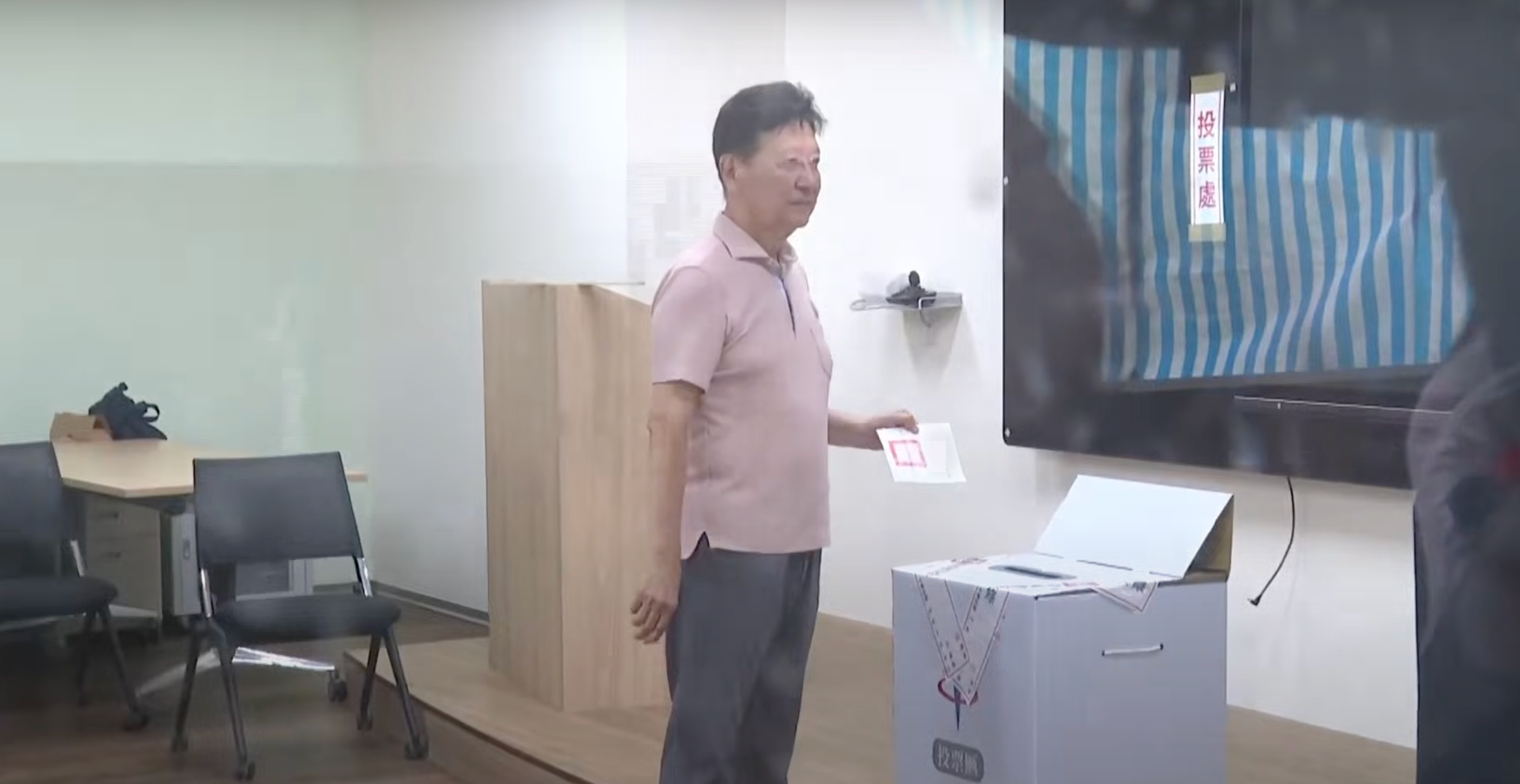 趙少康在罷免投票時一度亮票給媒體拍攝,如今判決出爐。(翻攝畫面)