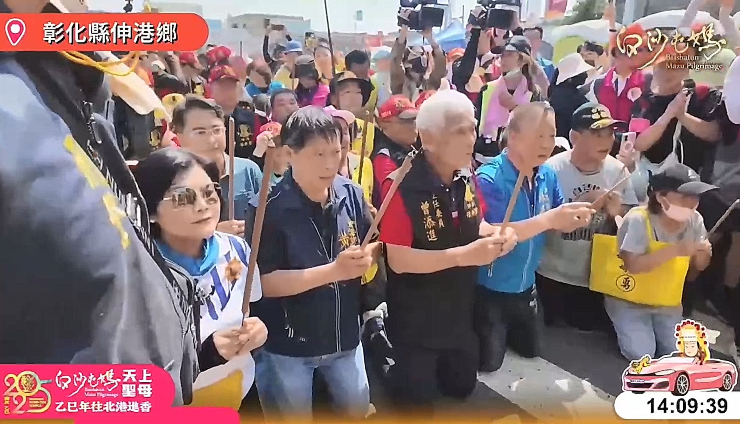張麗善跪地迎求媽祖停駕。(翻攝自白沙屯拱天宮臉書)