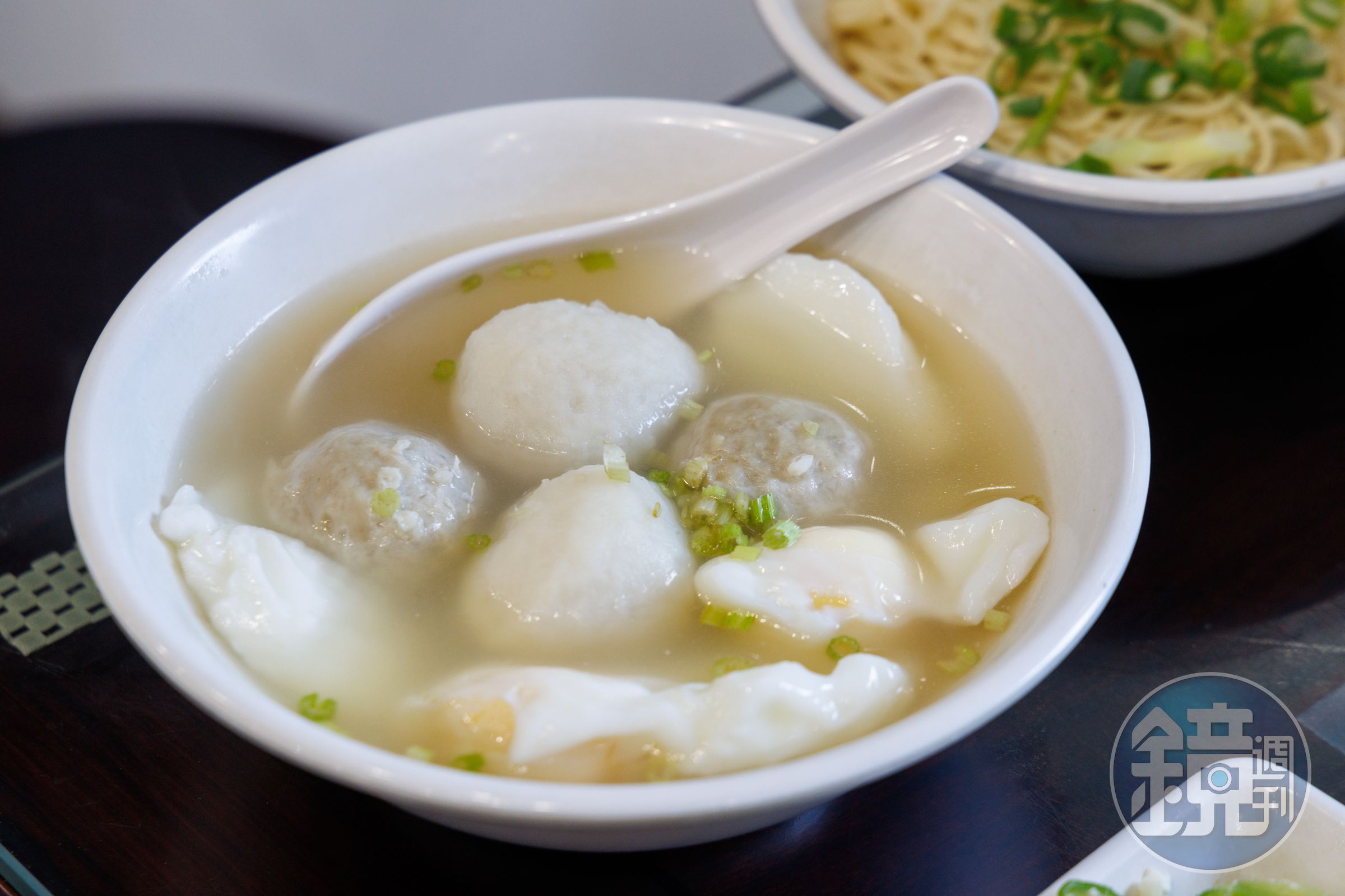 客人慣稱的黑白魚丸蛋包湯,就是福州魚丸、虱目魚丸加一顆蛋包。(65元/碗)