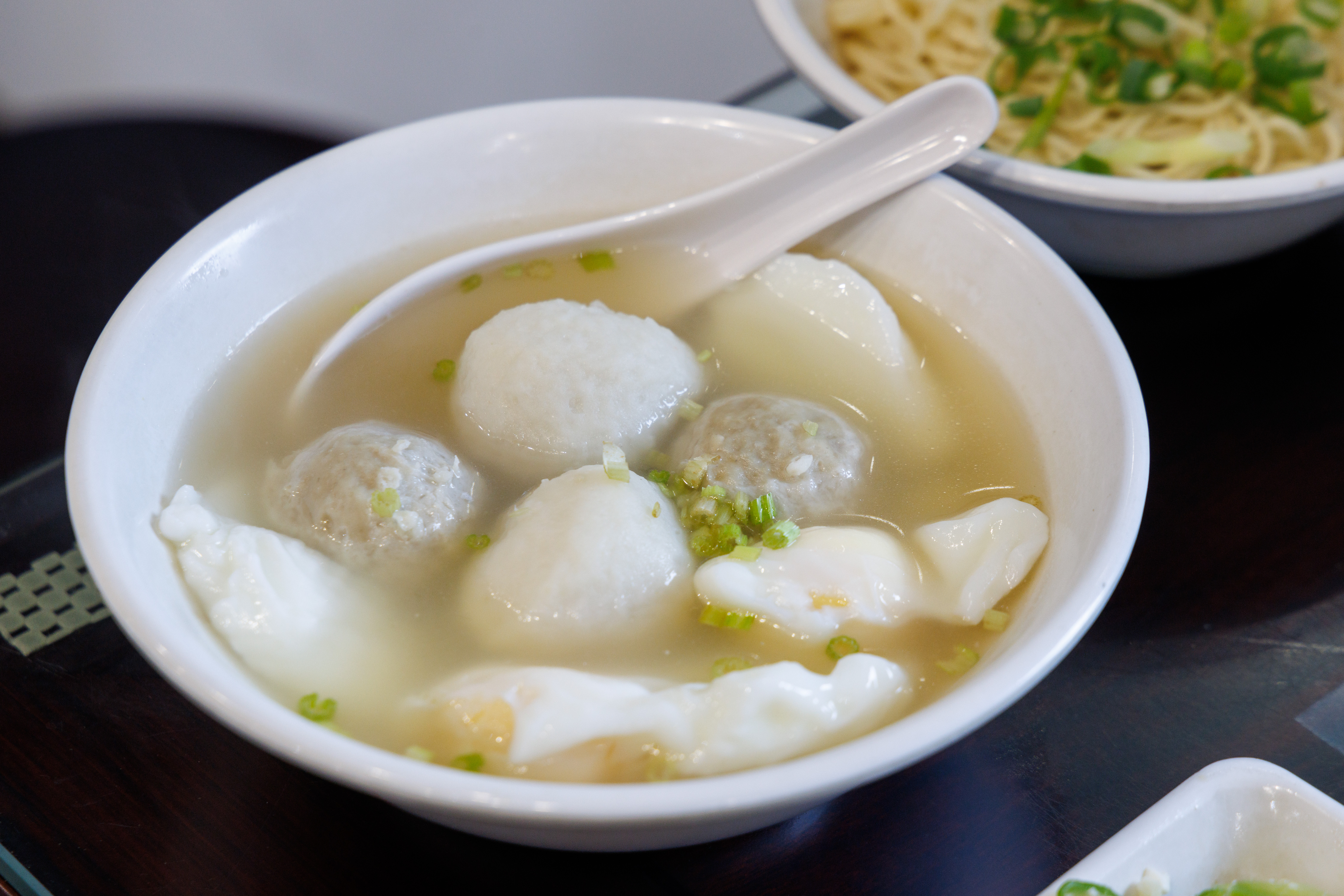 客人慣稱的黑白魚丸蛋包湯,就是福州魚丸、虱目魚丸加一顆蛋包。(65元/碗)