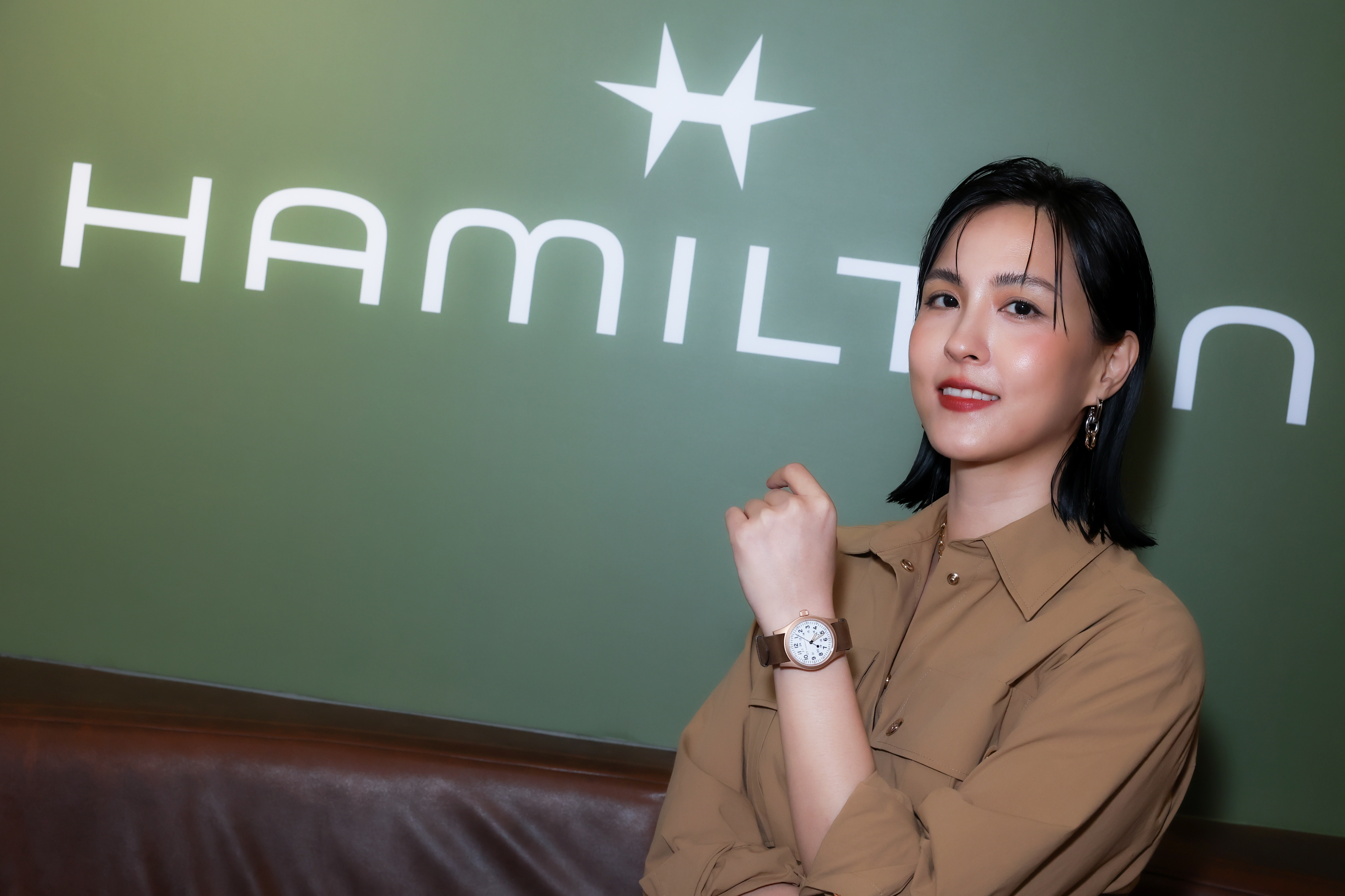 女星魏蔓勁裝出席漢米爾頓腕錶 (Hamilton) 「2024新品鑑賞會」，一身卡其工裝搭配漢米爾頓新款陸戰機械錶款 Mechanical Bronze，勁靓帥氣，有別於過往角色形象，讓人眼睛為之一亮。