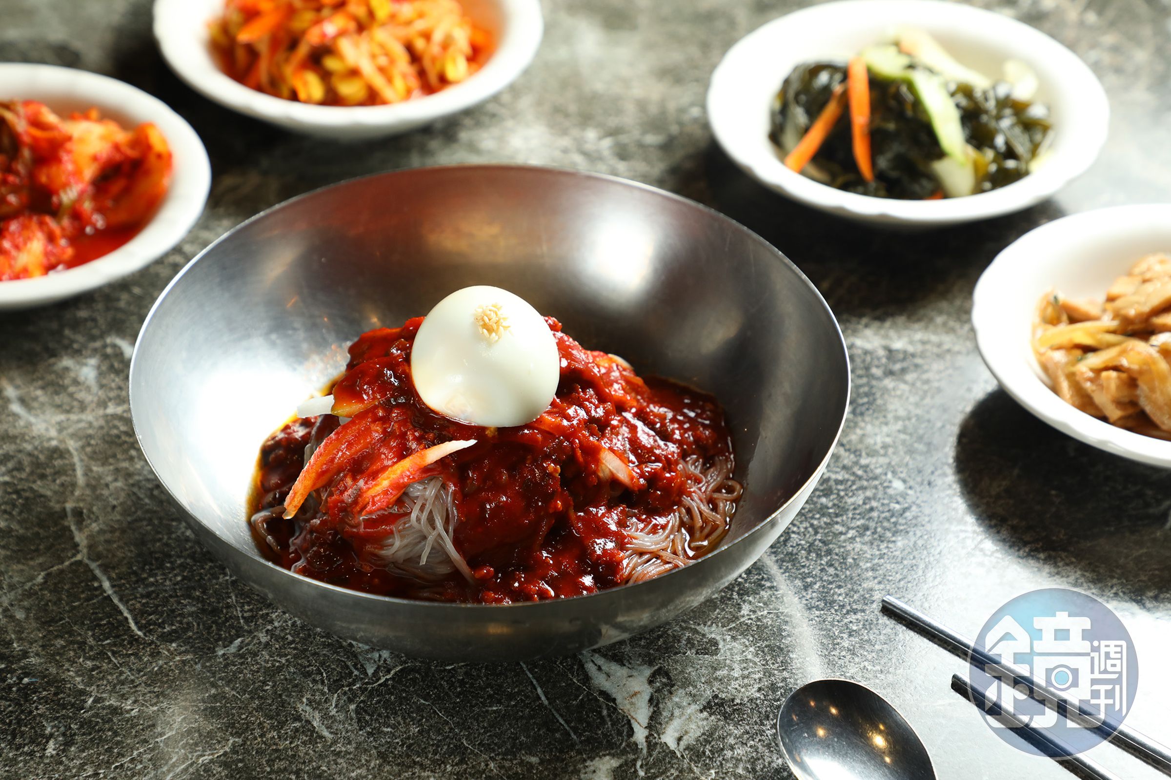 「韓式涼拌冷麵」以香辣醬料刺激味覺,開啟食欲。(220元/份)