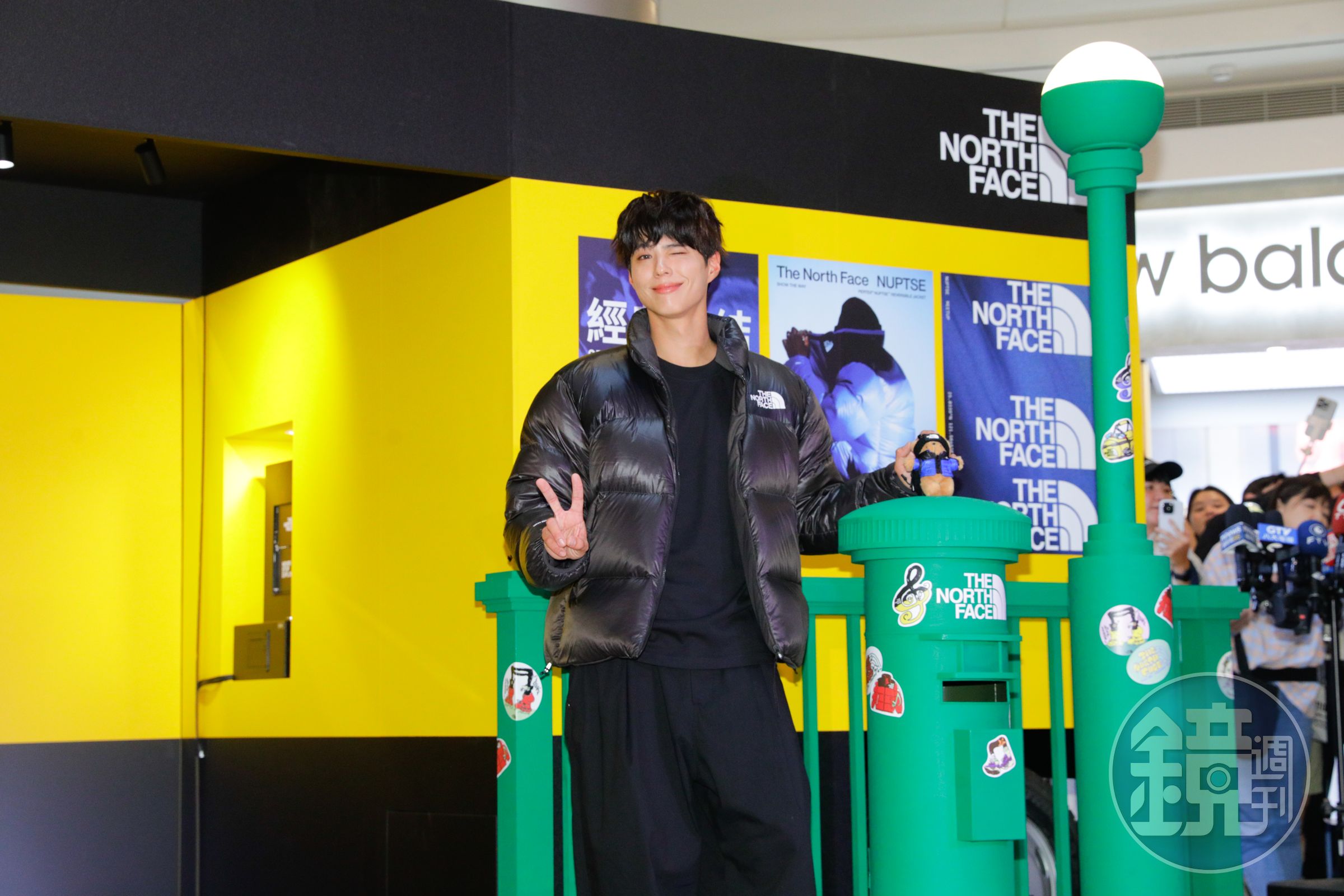 朴寶劍今(16日)現身台北101,身穿The North Face Pertex Nuptse雙面羽絨外套成為全場焦點,Wink眨眼太萌了吧!