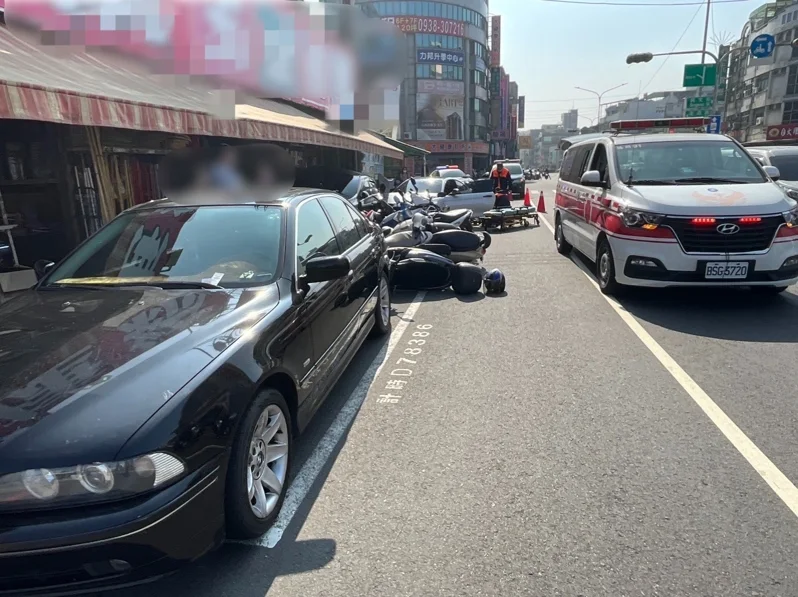 何男酒駕撞倒路旁停放汽機車,總計有2輛汽車和9部機車毀損。(翻攝畫面)
