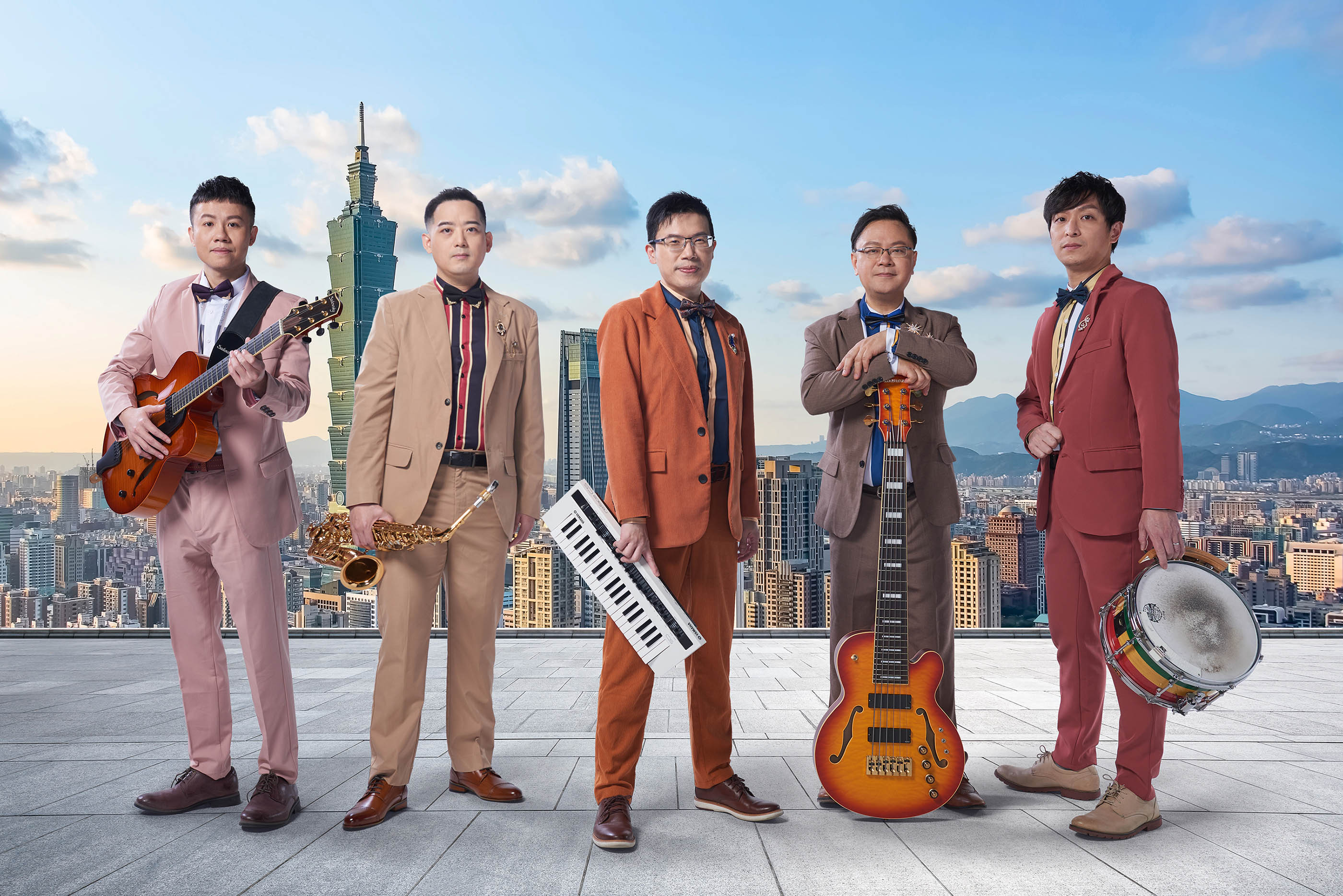 Skyline天際線成軍20年開音樂會，左起吉他王義中.薩克斯風江川徹,鍵盤蘇逸哲,貝斯利啟正,鼓手曾淵明。（Skyline天際線融合爵士樂團提供）