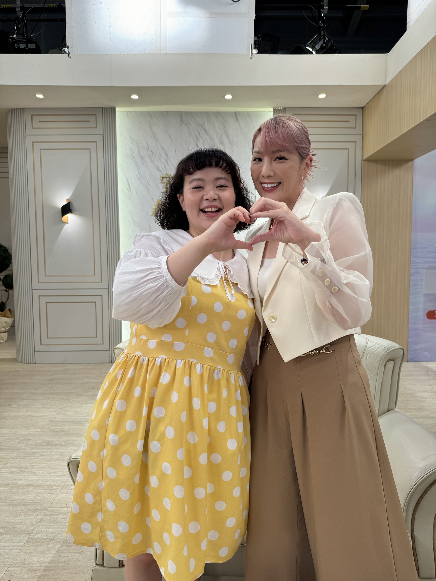 郭婷筠（右）受邀客串演出八點檔《愛的榮耀》和宮美樂（左）一起直播。（民視提供）