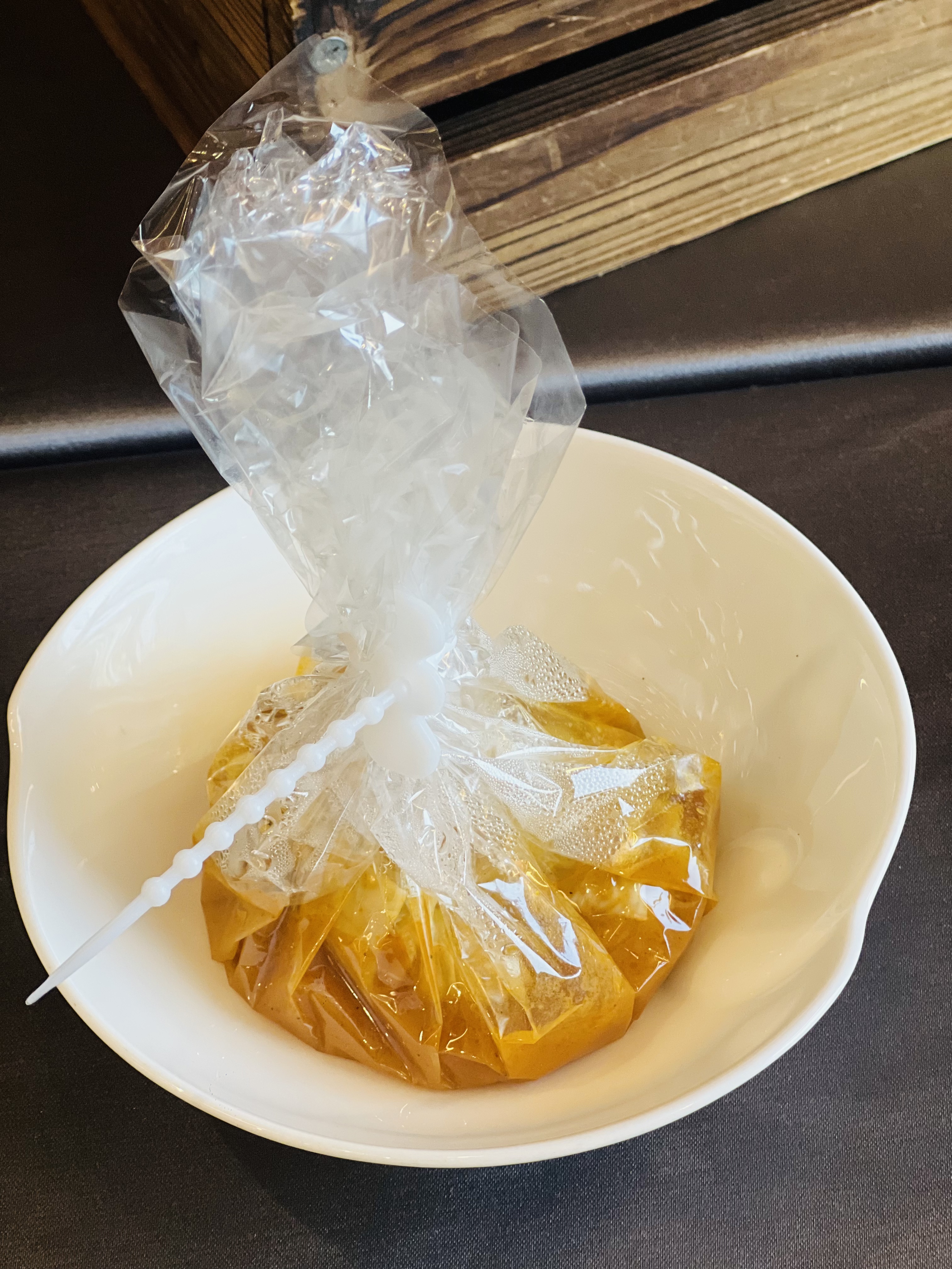 包入義大利法塔玻璃紙，以小火蒸製，讓熱氣在袋中360度循環，可充分鎖住醬香與鮮嫩魚肉。
