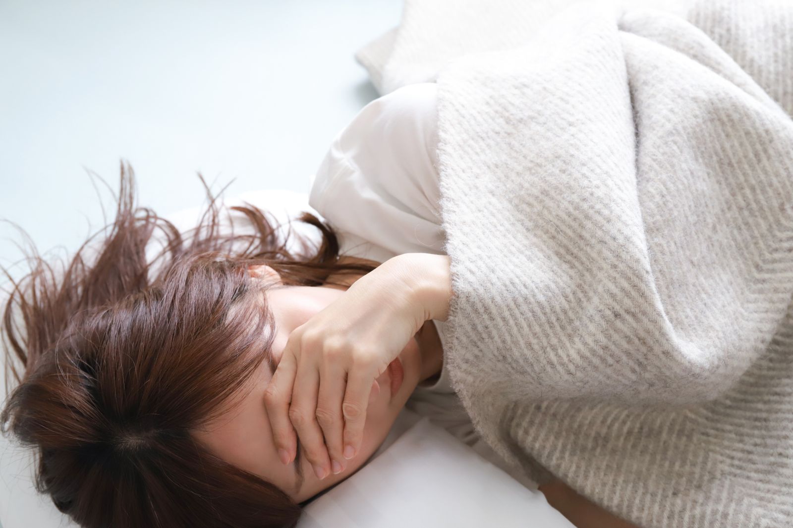 週末補眠也難救!醫揭「大腦黃金睡眠時數」 睡少或睡多都傷腦