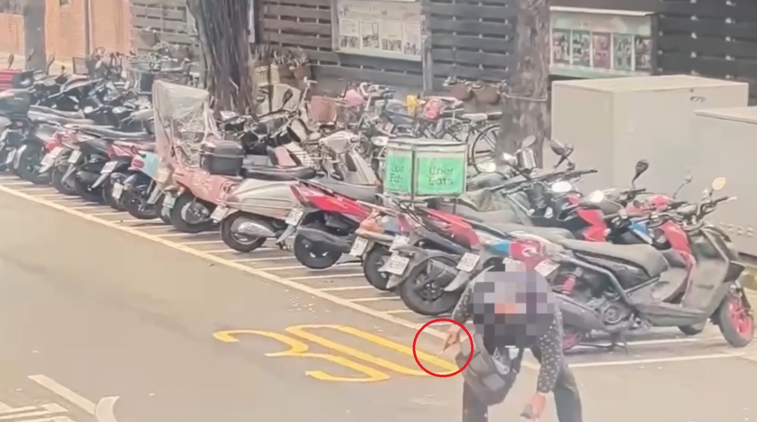 蔡男酒後持螺絲起子（紅圈）隨機扔向路人，後被依傷害罪送辦。（翻攝畫面）