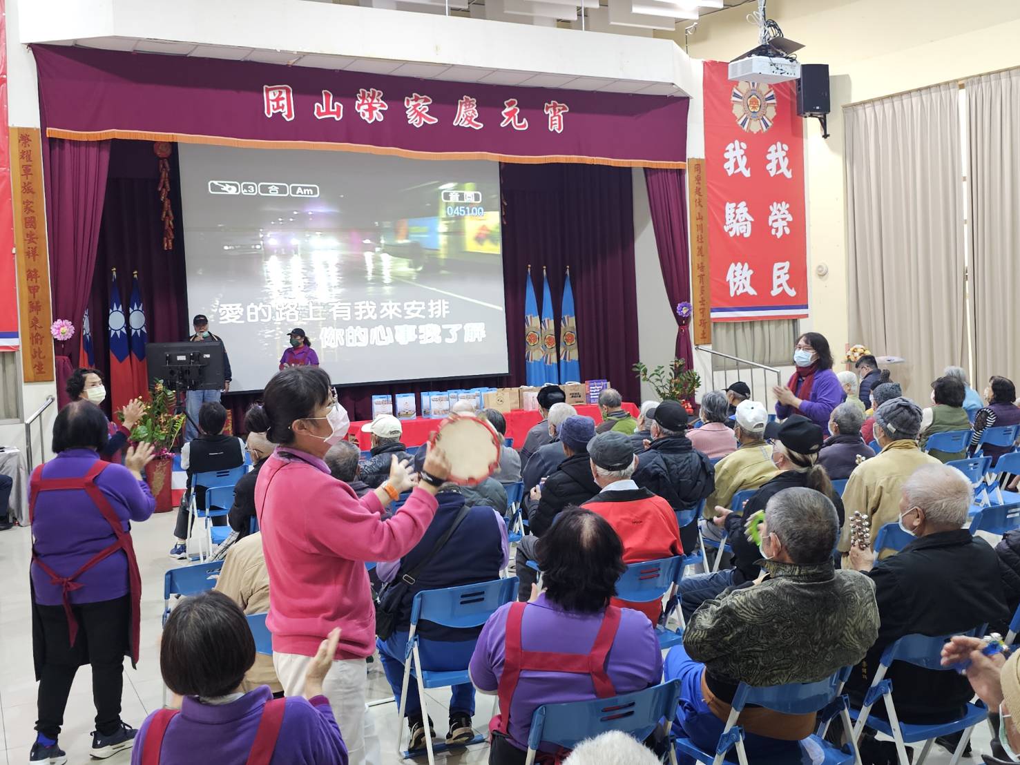 岡山榮家長輩在活動中盡情歡唱。（岡山榮家提供）