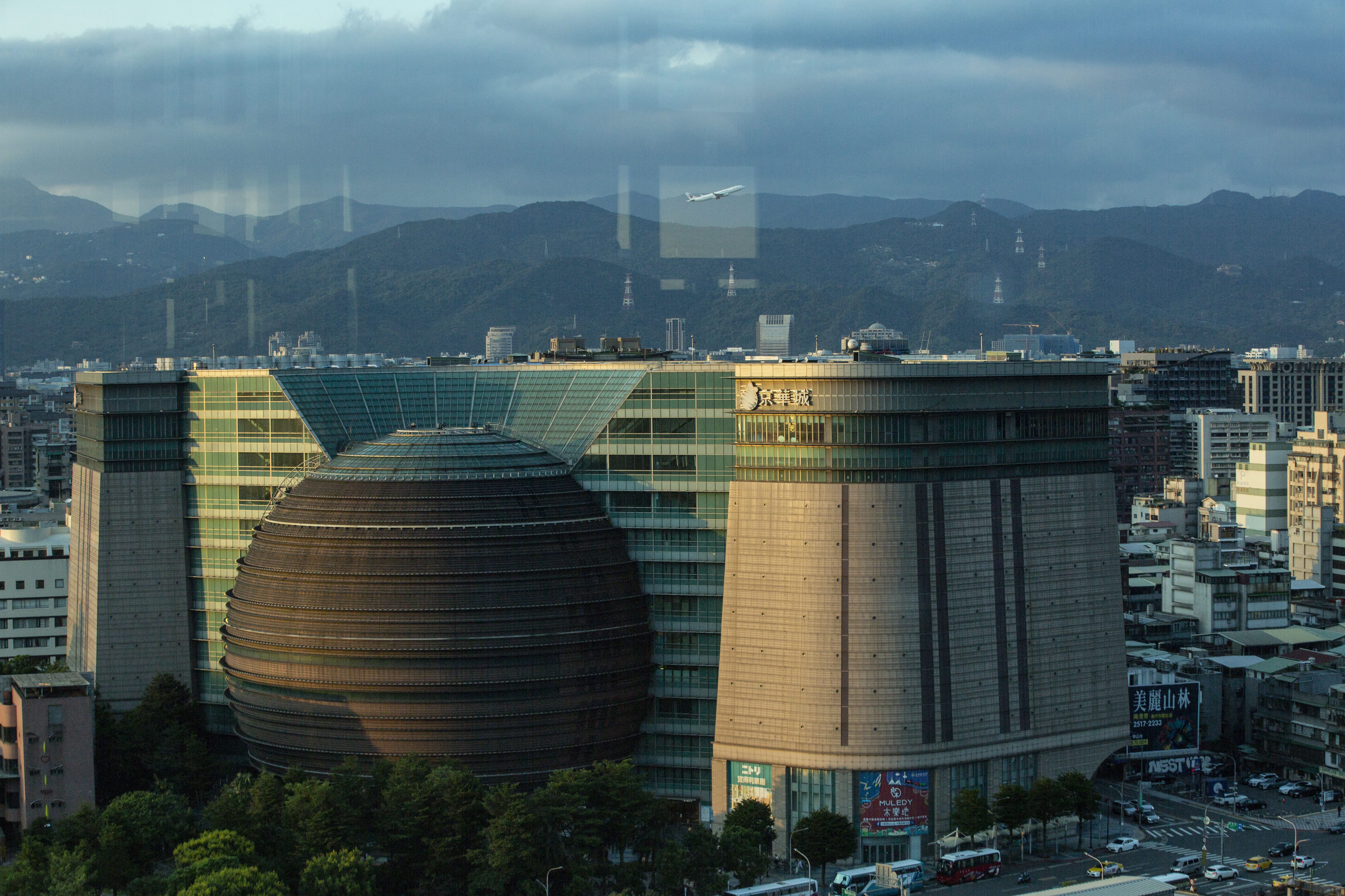 游淑慧直指，這回饋是京華城「硬要給」、產發局掙扎「不要」、市長「下條子」解決的「強迫中獎」。（本刊資料照）