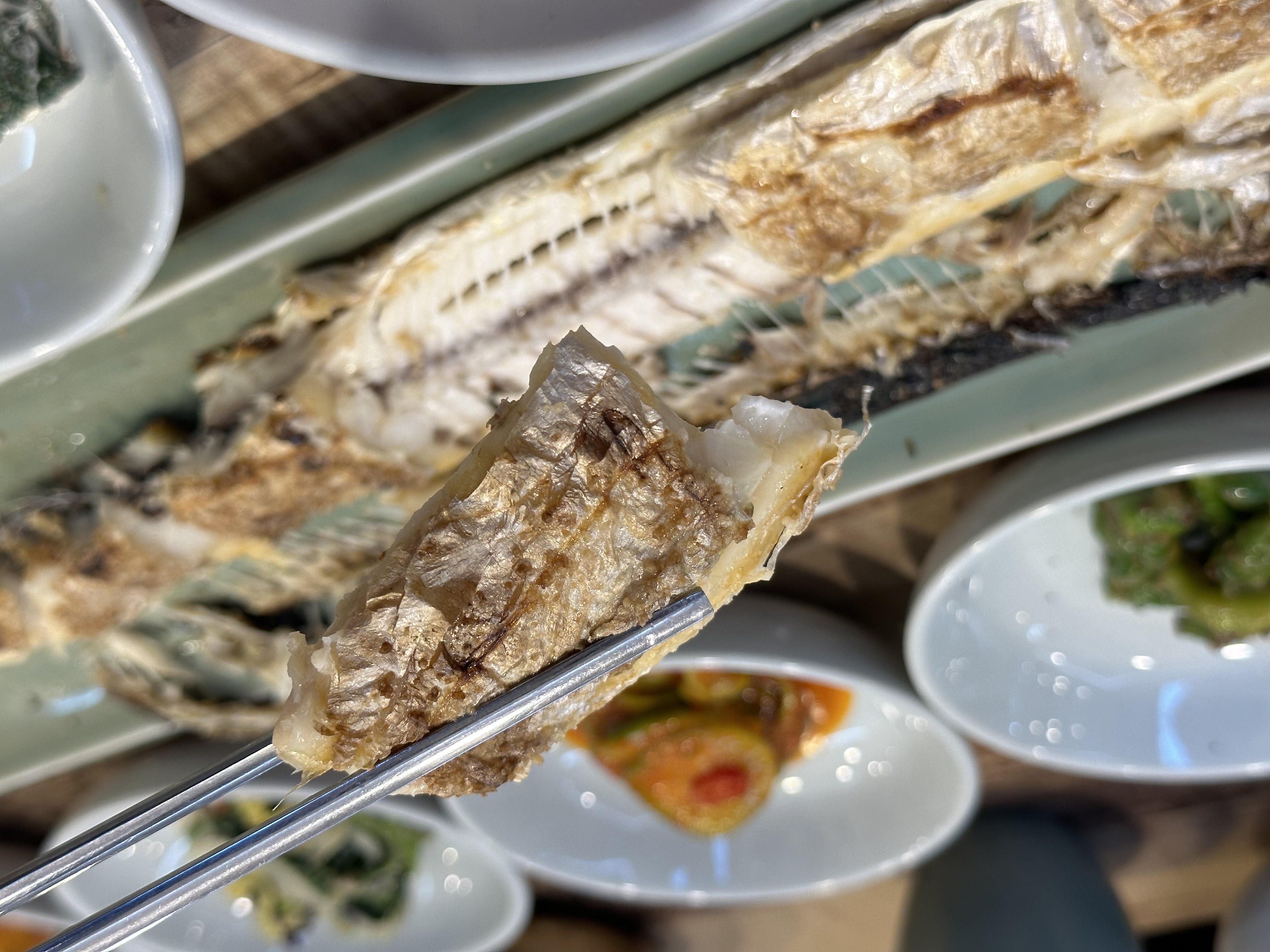 去掉邊刺和骨頭的魚肉，大塊好入口，味道鹹鮮嫩甜。