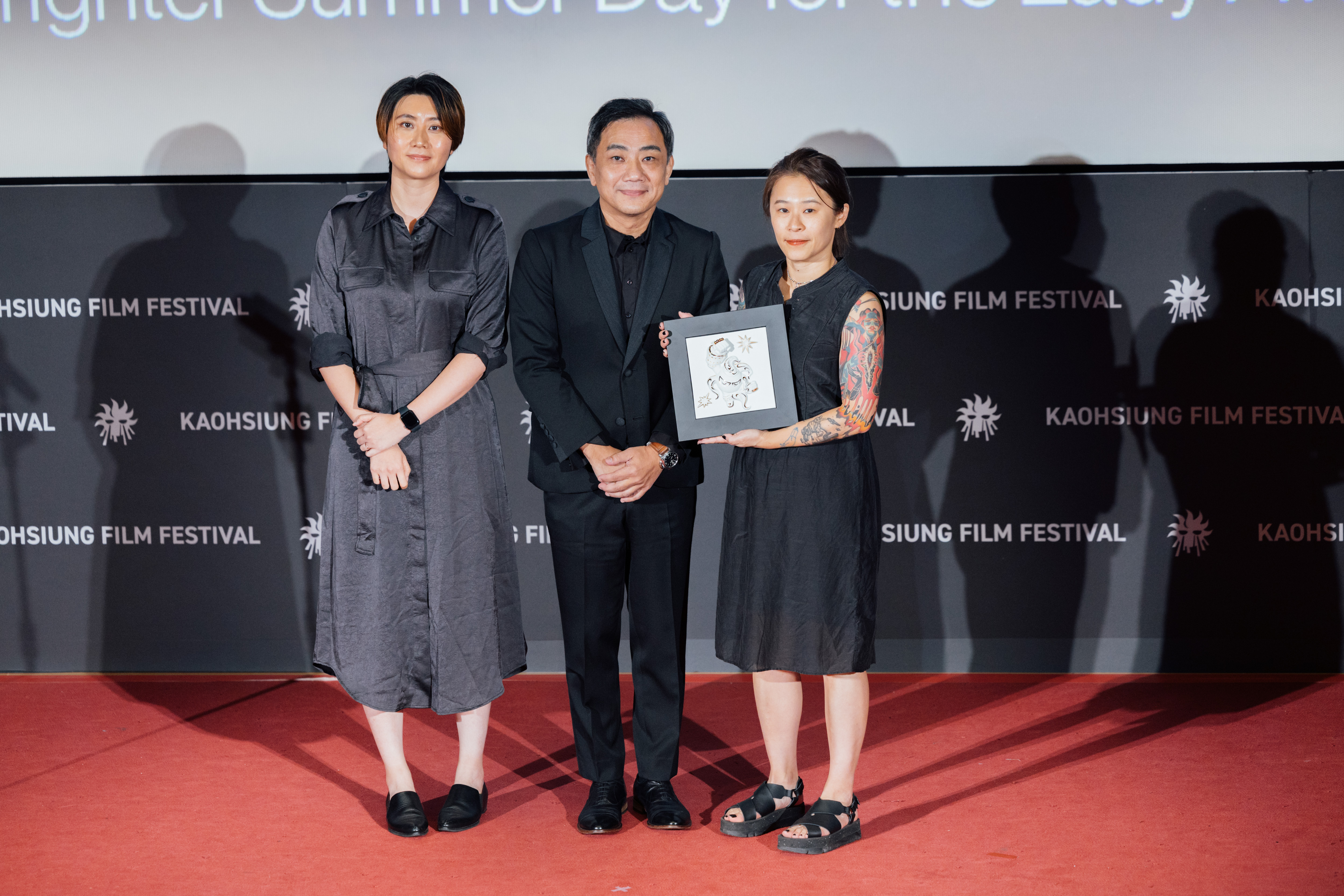 導演蕭雅全（中）和黃綺琳（左）頒發台灣金火球大獎給《風流少女殺人事件》導演洪瑋婷（右）。（高雄電影節提供）