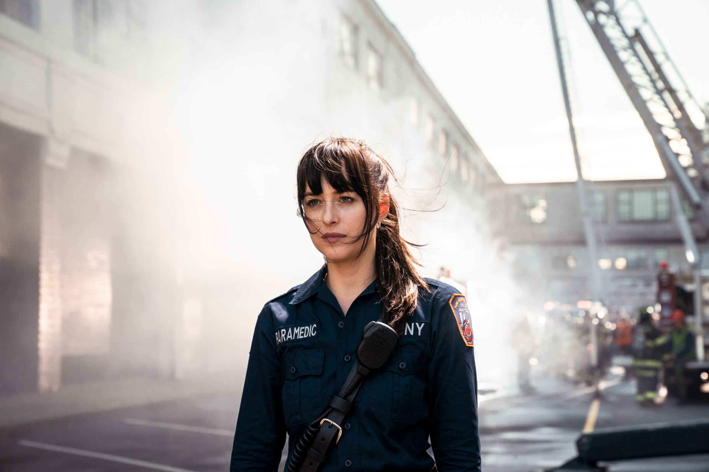 達珂塔強生已經不在乎被揶揄拍了《蜘蛛夫人》,連珊卓布拉克都主動關心她。(索尼影業提供)