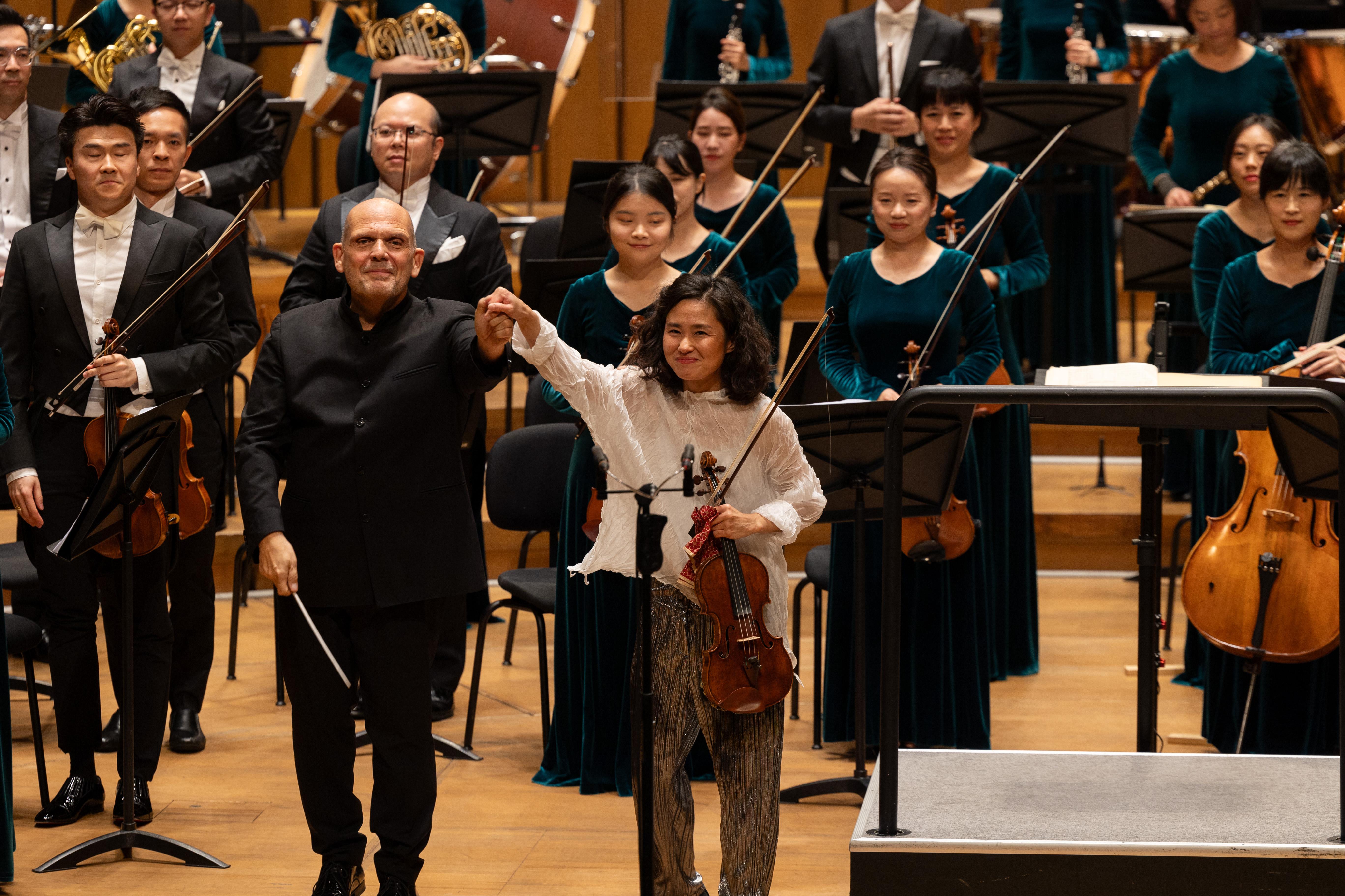 長榮交響樂團禮聘世界級指揮家梵志登為駐團藝術家，在台首演世紀音樂會於22日在高雄衛武營精彩落幕。