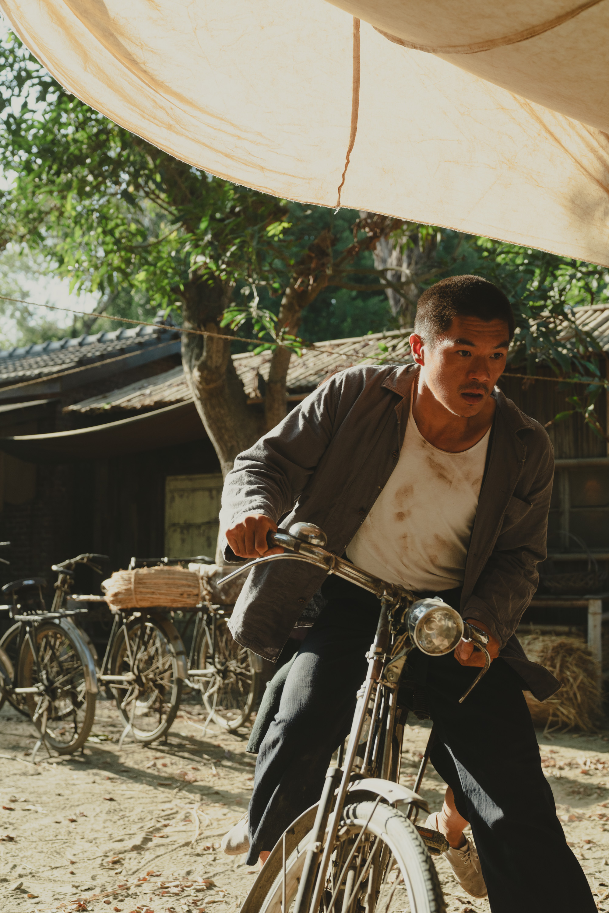將於11月上映的《大濛》也由柯煒林擔綱演出，導演陳玉勳並在臉書為他打氣。（華文創提供）