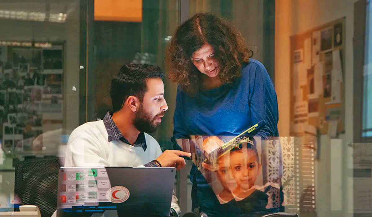 巴勒斯坦紅新月會志願者接到緊急電話，加薩地區一名5歲女童困於一輛熊熊燃燒的汽車中，亟待救援。（網路圖片）