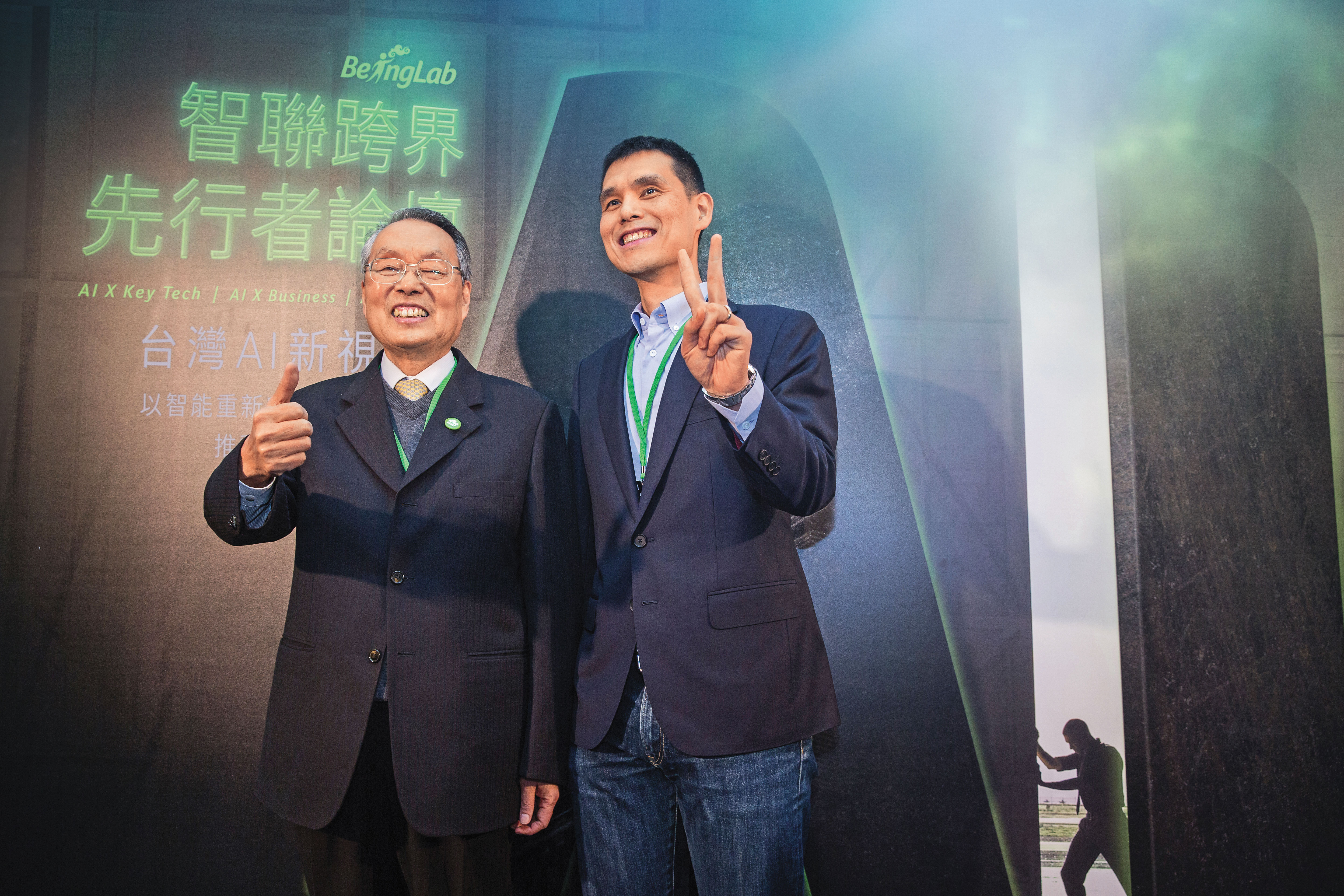 宏碁集團創辦人施振榮(左)之長子、安碁資訊董事長施宣輝(右)已經進入宏碁董事會。