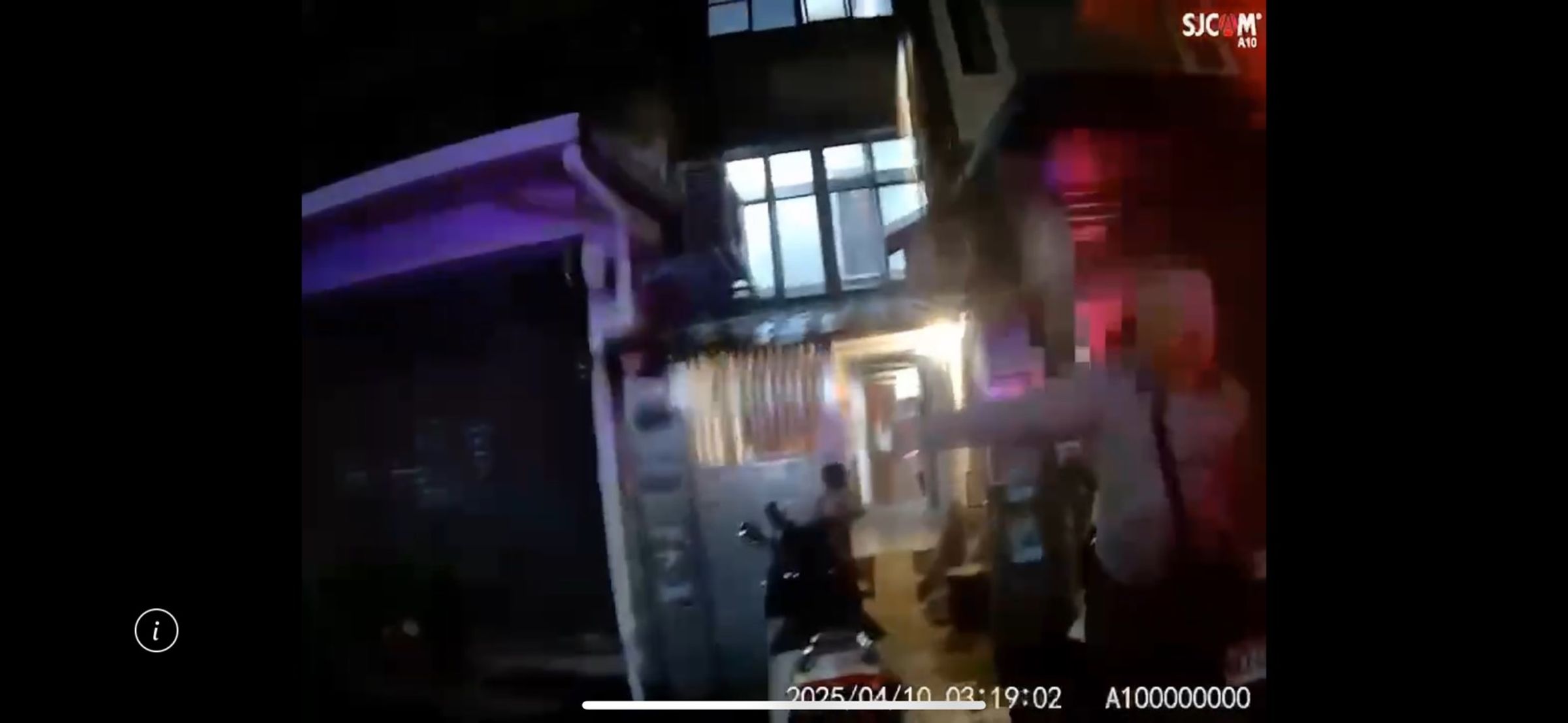 劉男在住處樓下狂按鄰居電鈴,大吼大叫擾人清夢。(翻攝畫面)