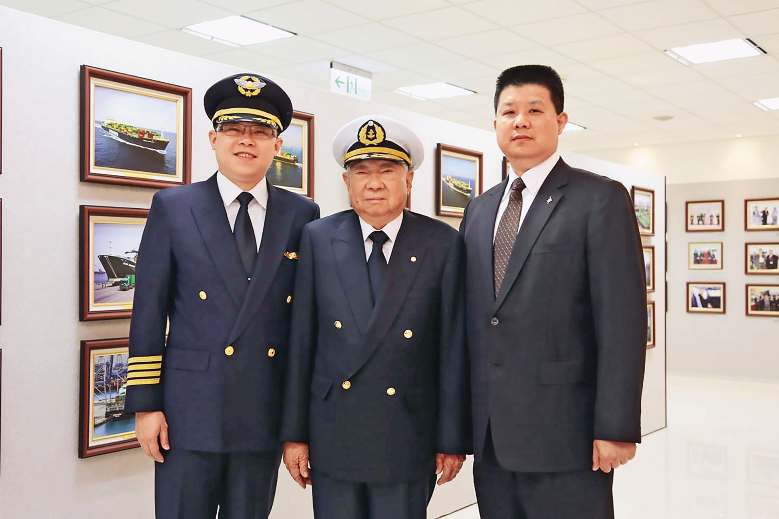張榮發（中）生前與二房兒子張國煒（左）及老臣吳界源（右）合影。（翻攝吳界源臉書）