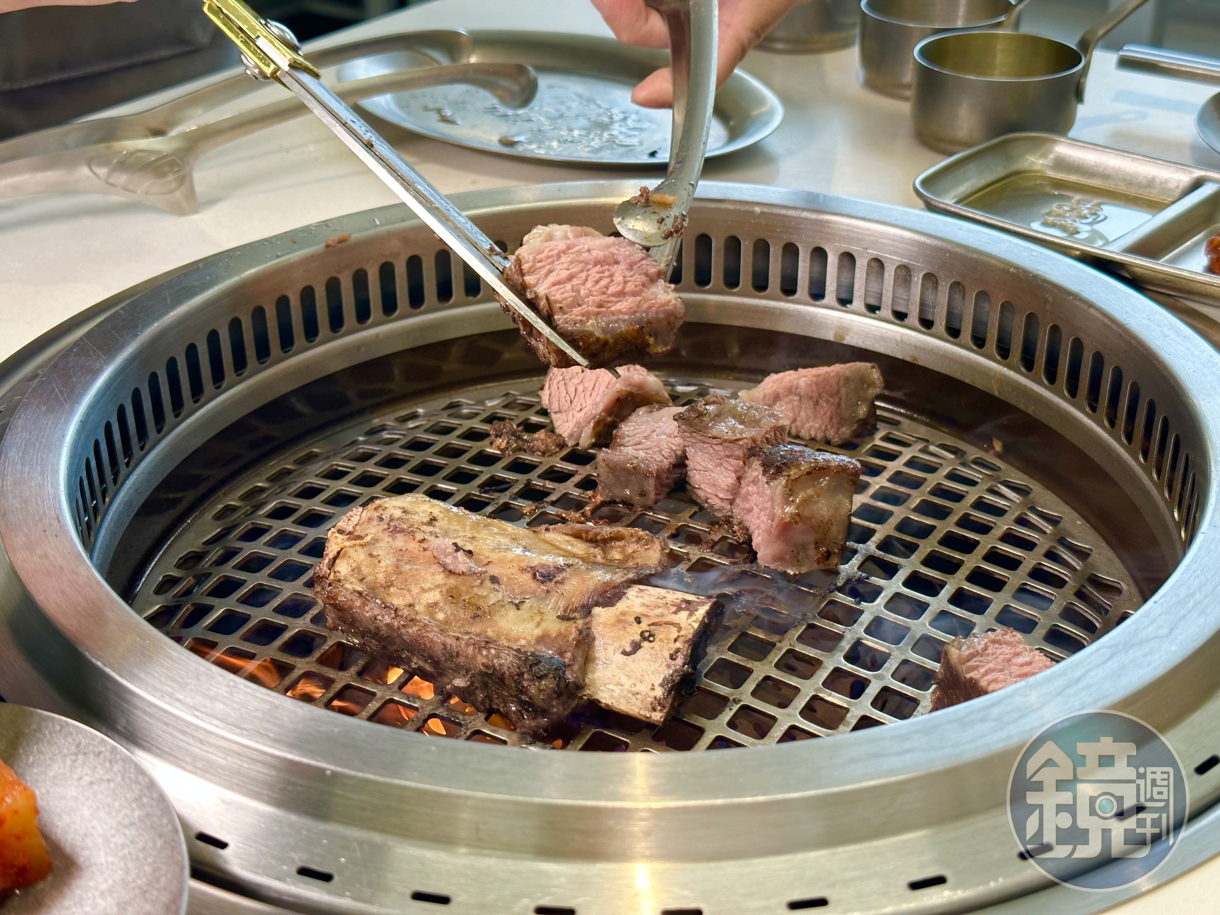 「燒烤牛肋骨鍋」會先把帶骨牛小排，舒肥烹煮至7分熟再炙烤出香氣。（需另加價350元）