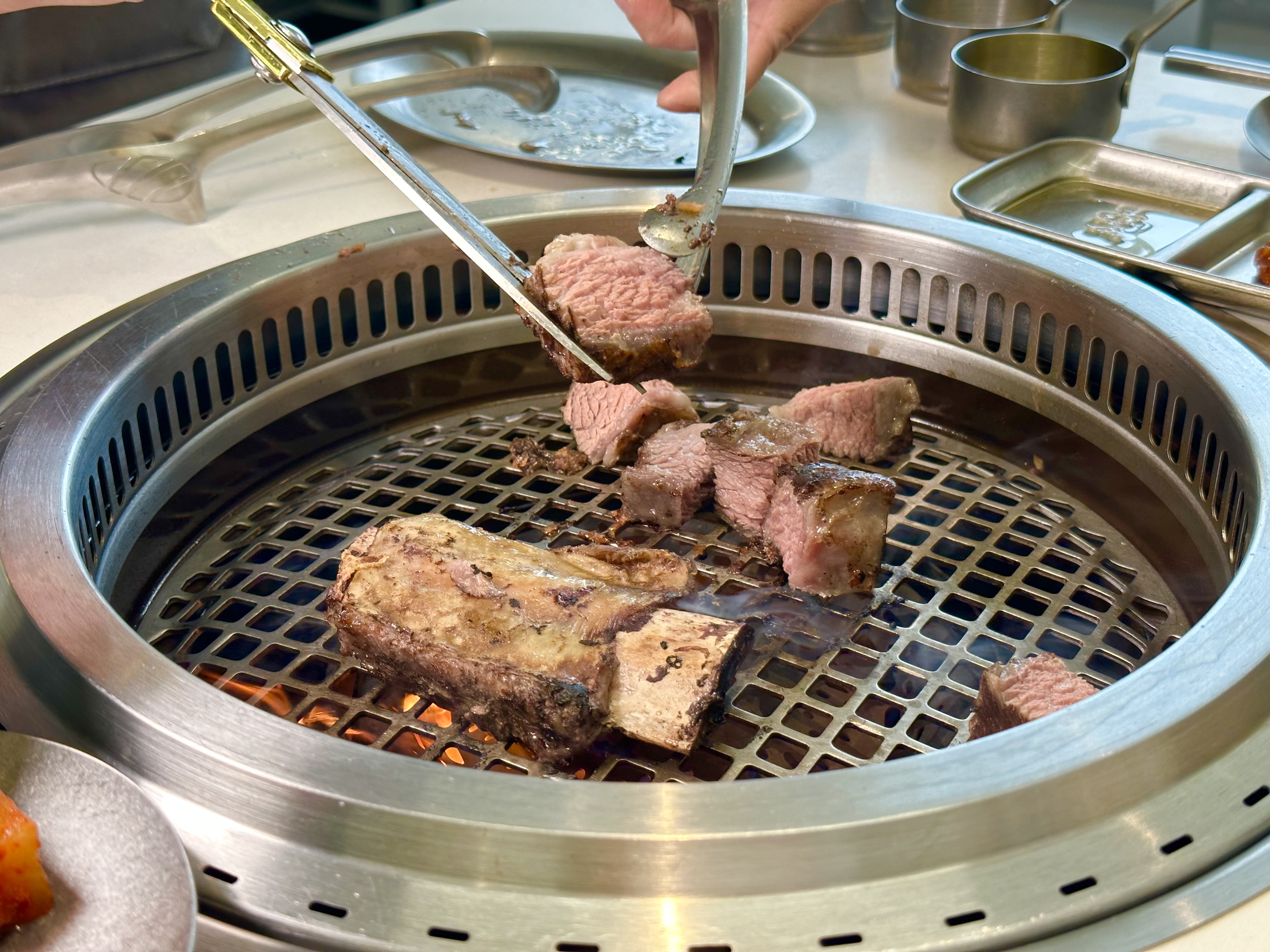 「燒烤牛肋骨鍋」會先把帶骨牛小排，舒肥烹煮至7分熟再炙烤出香氣。（需另加價350元）
