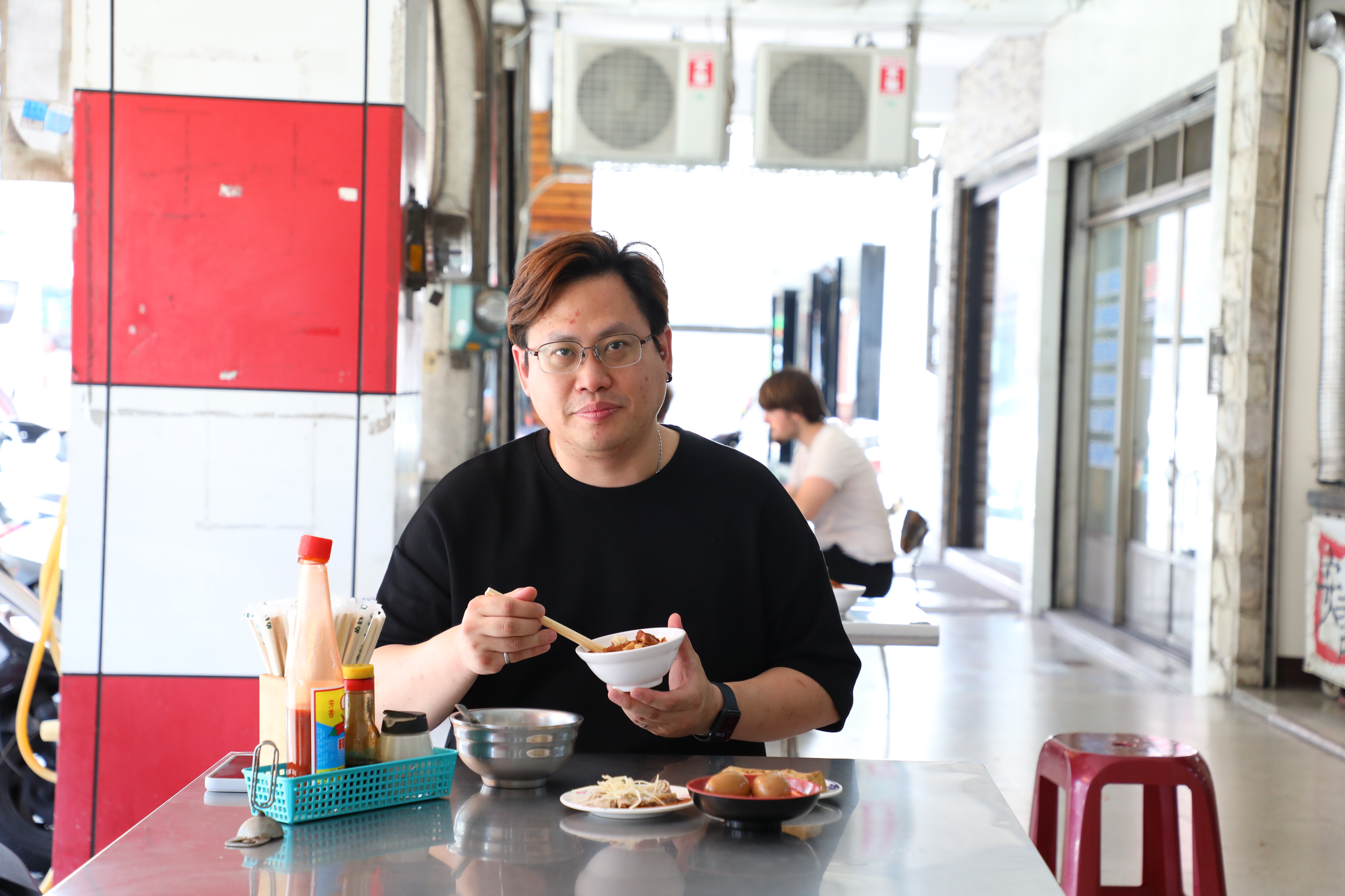 台北法式餐廳「MiraWan」主廚鄭裕錞（Josh），在台中北區生活超過30年，喜歡吃滷肉飯或炒麵當早餐。