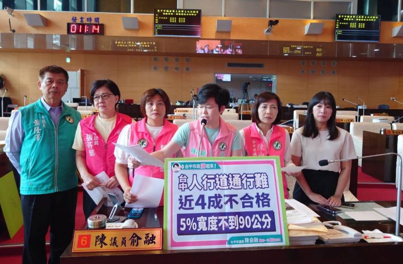 台中市議員陳俞融揭露台中市有近4成人行道淨寬不合格。（取自陳俞融臉書）