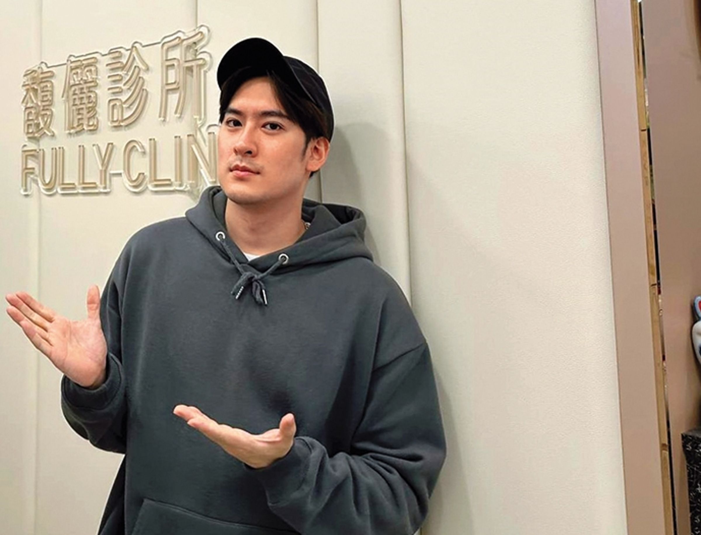 沈建宏近期在菜市場賣雞腿變現金。(翻攝自沈建宏臉書)