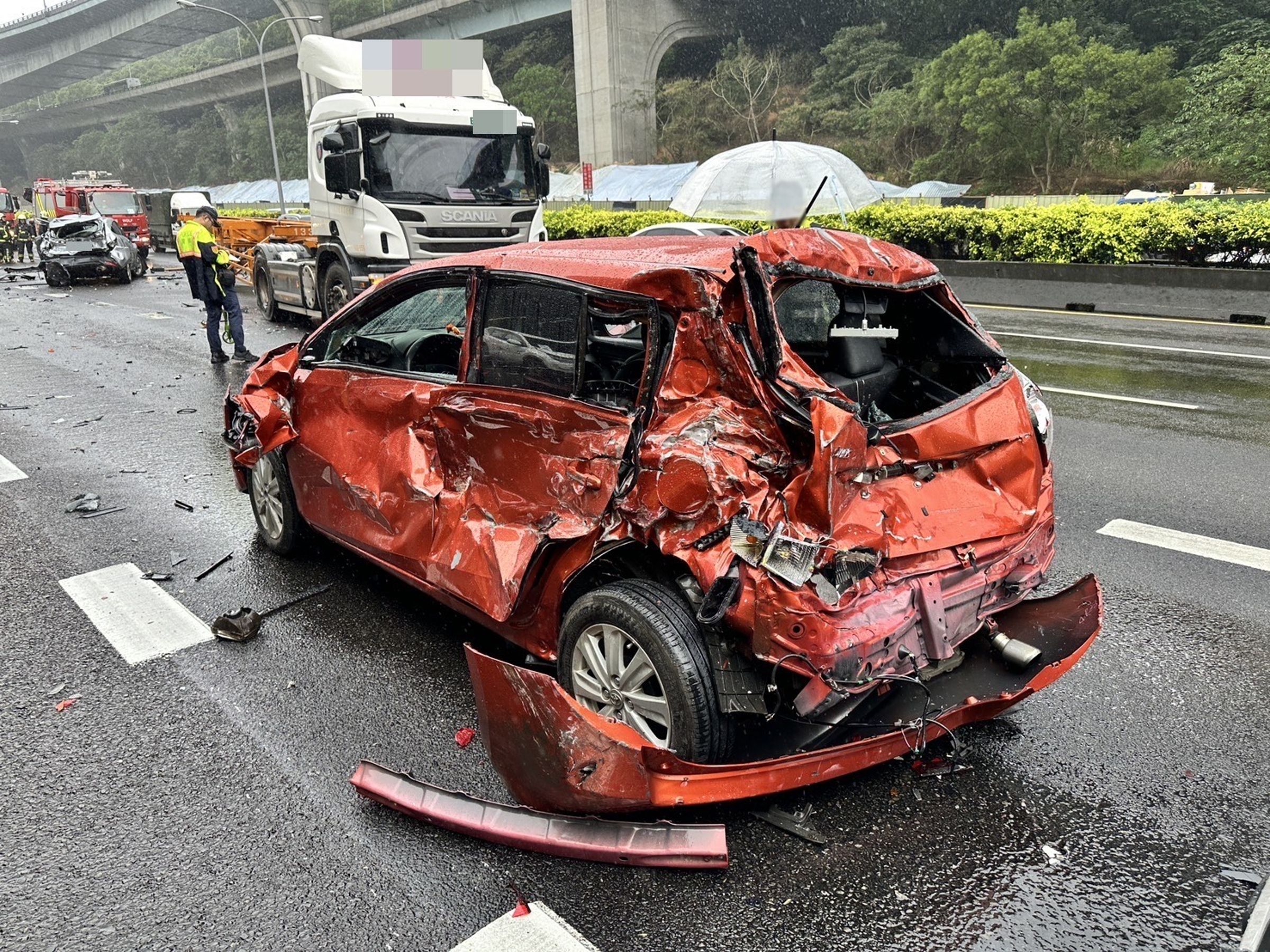 另名遭波及的吳女車輛也被撞到嚴重毀損，所幸駕駛無大礙。（翻攝畫面）