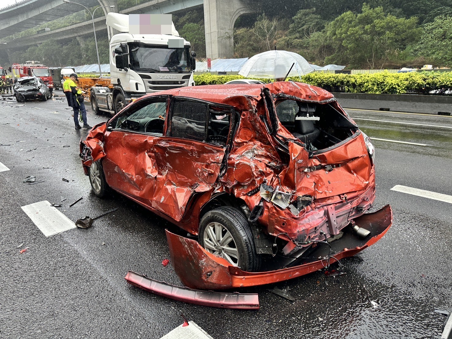另名遭波及的吳女車輛也被撞到嚴重毀損，所幸駕駛無大礙。（翻攝畫面）